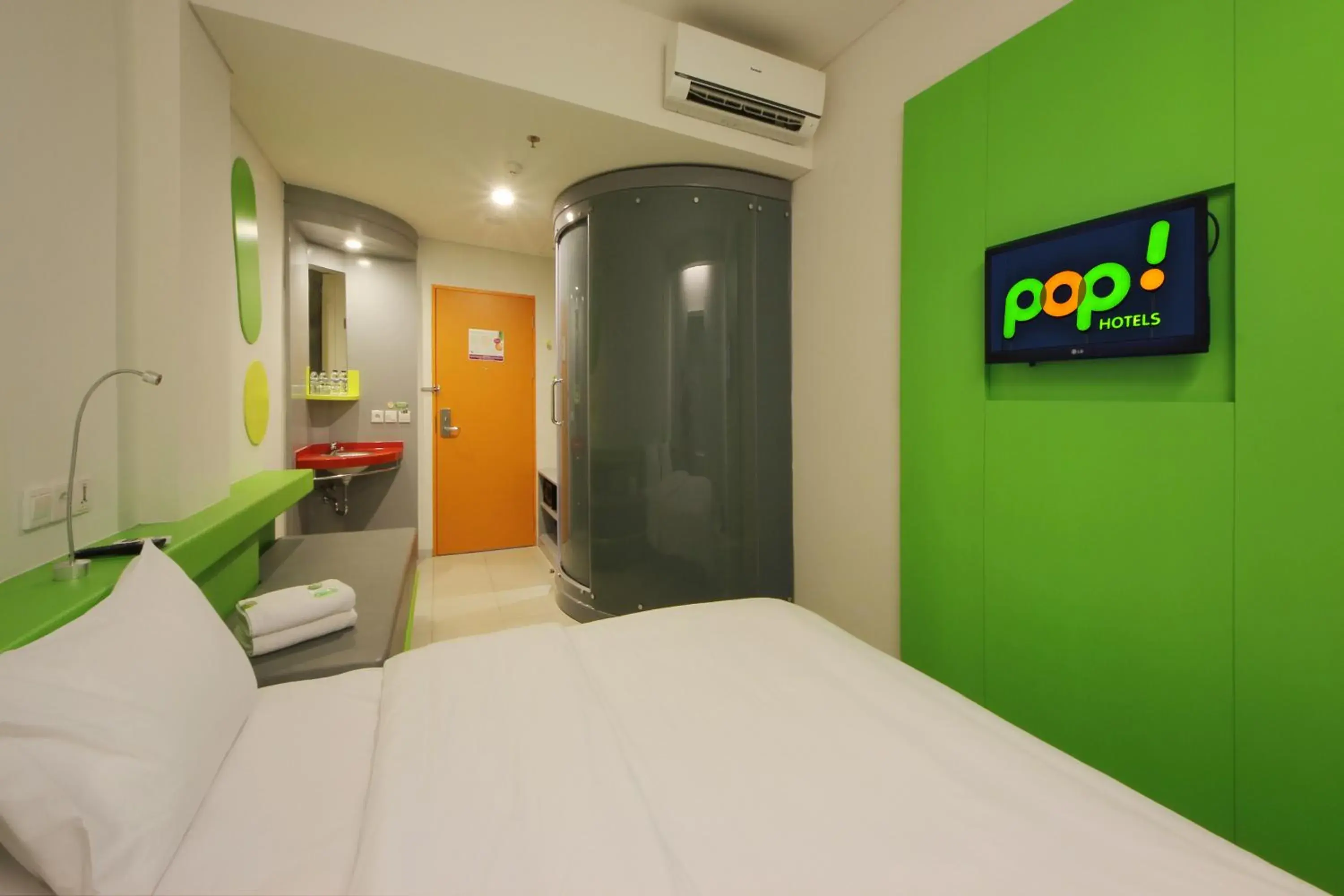 Bathroom, Bed in Pop! Hotel Tanjung Karang