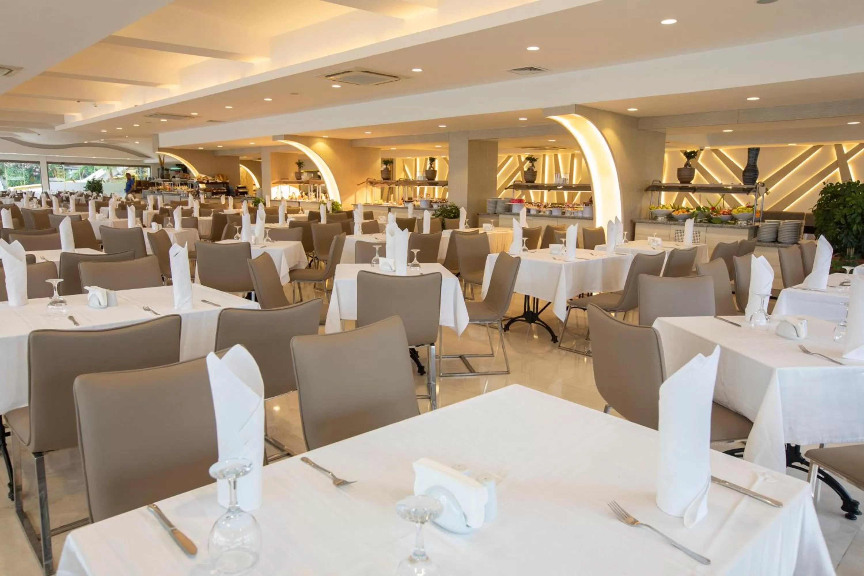 Restaurant/places to eat in Falcon Hotel