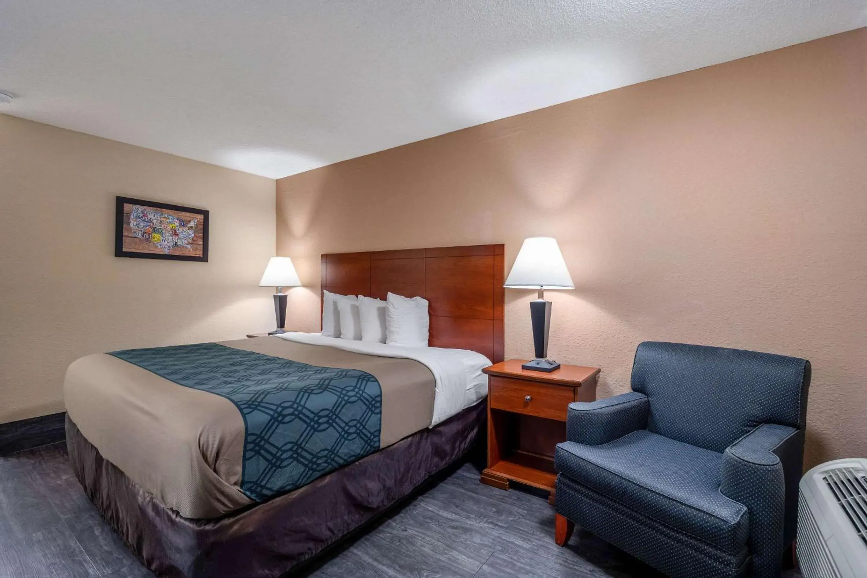 Photo of the whole room, Bed in Econo Lodge Inn & Suites Cayce