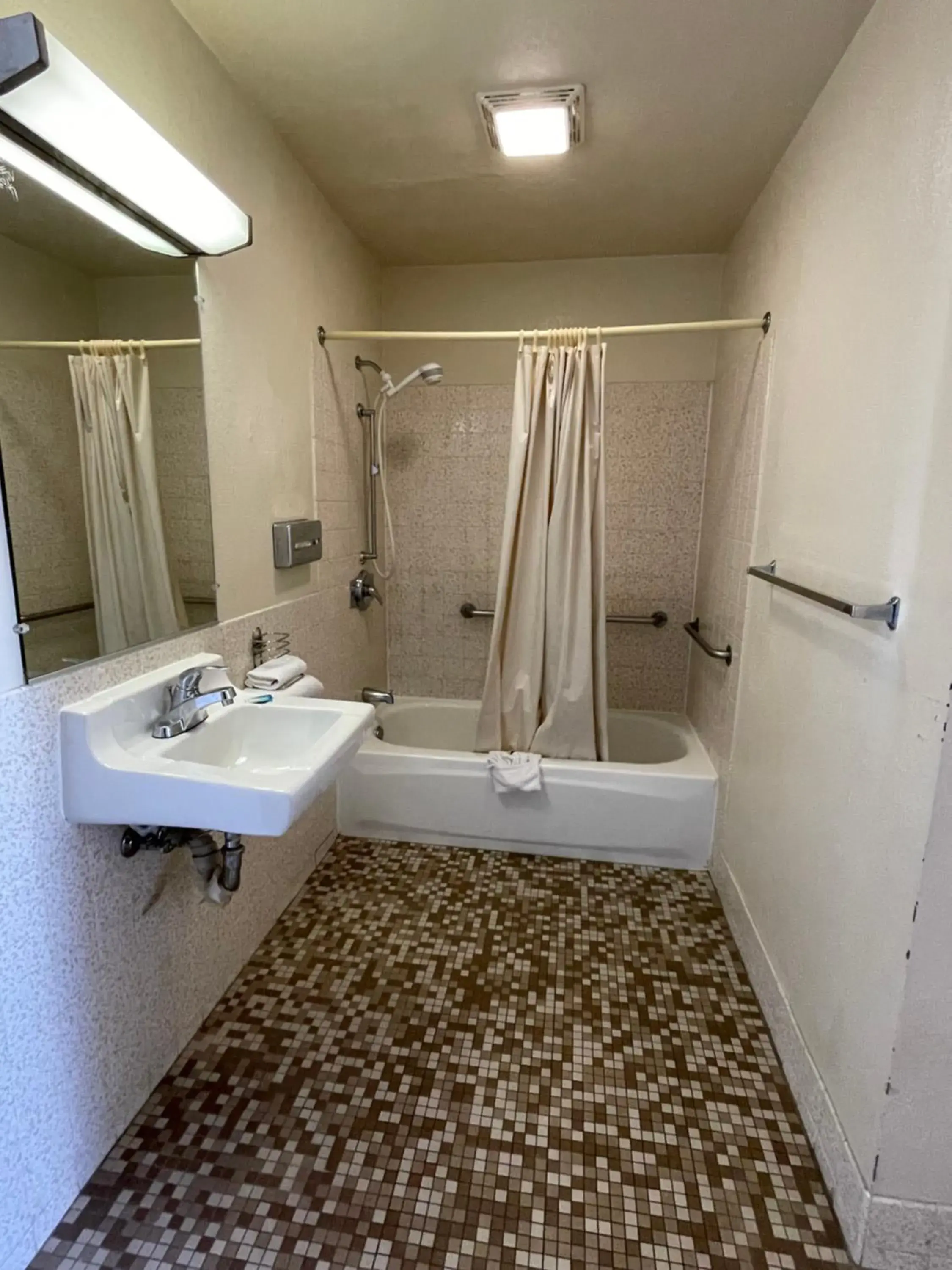 Bathroom in Palms Inn & Suites