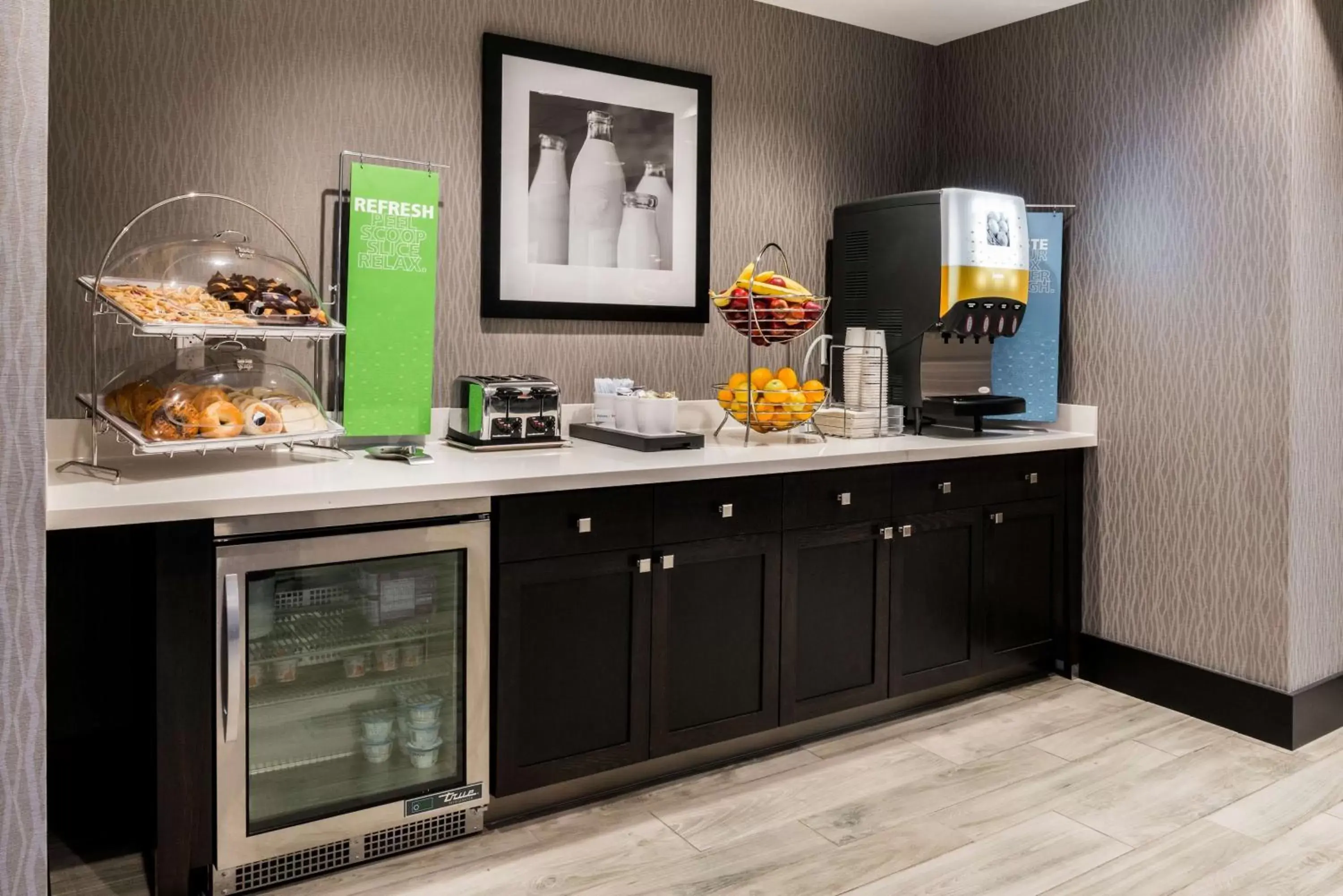 Breakfast, Kitchen/Kitchenette in Hampton Inn & Suites Wixom/Novi/Detroit, Mi