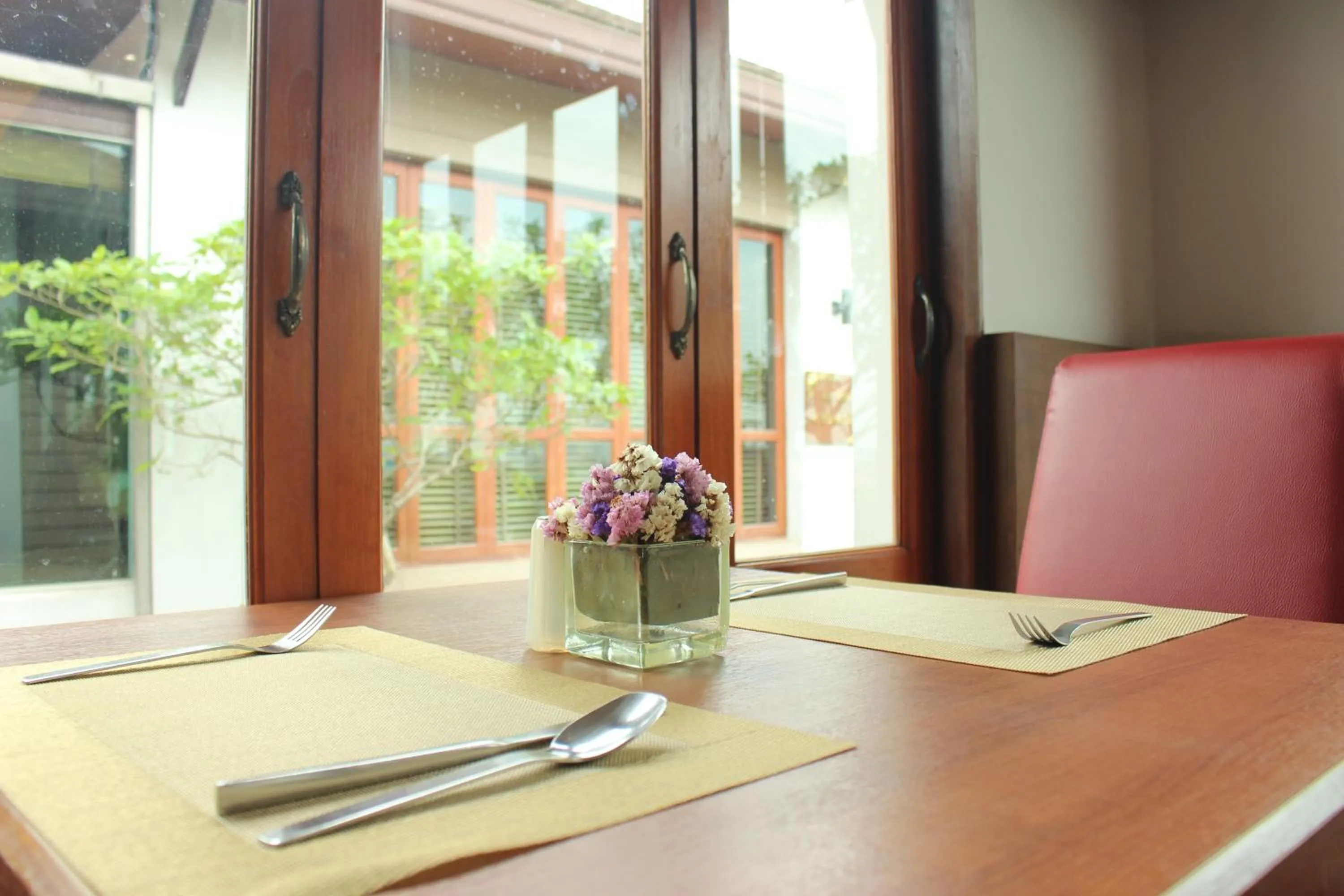 Restaurant/places to eat in Suvarnabhumi Suite Hotel