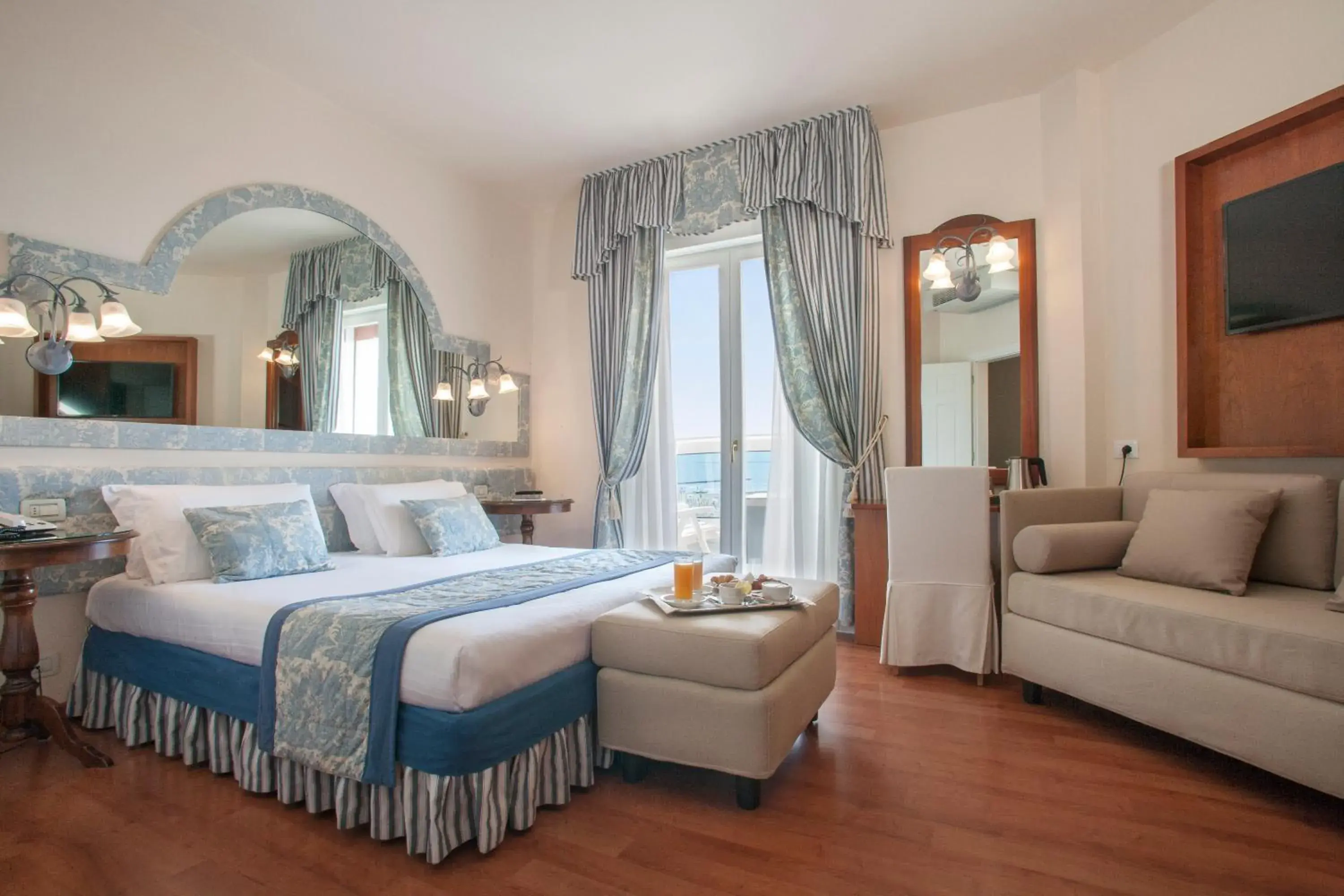 View (from property/room), Bed in Hotel Cavalieri Palace