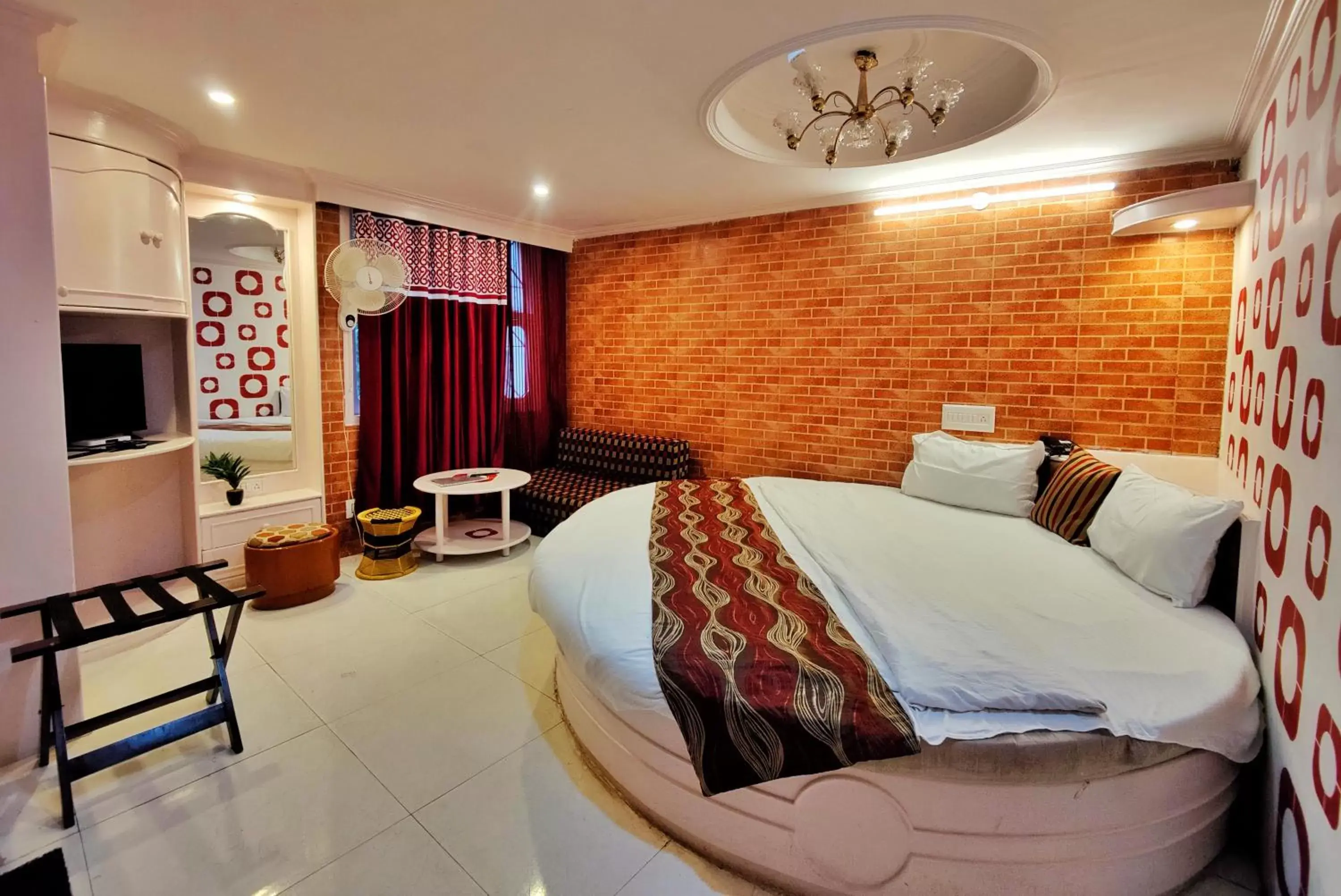 Bedroom, Bed in Auckland Hotel and Restaurant Near Mall Road Bedroom, Bed in Auckland Hotel and Restaurant Near Mall Road