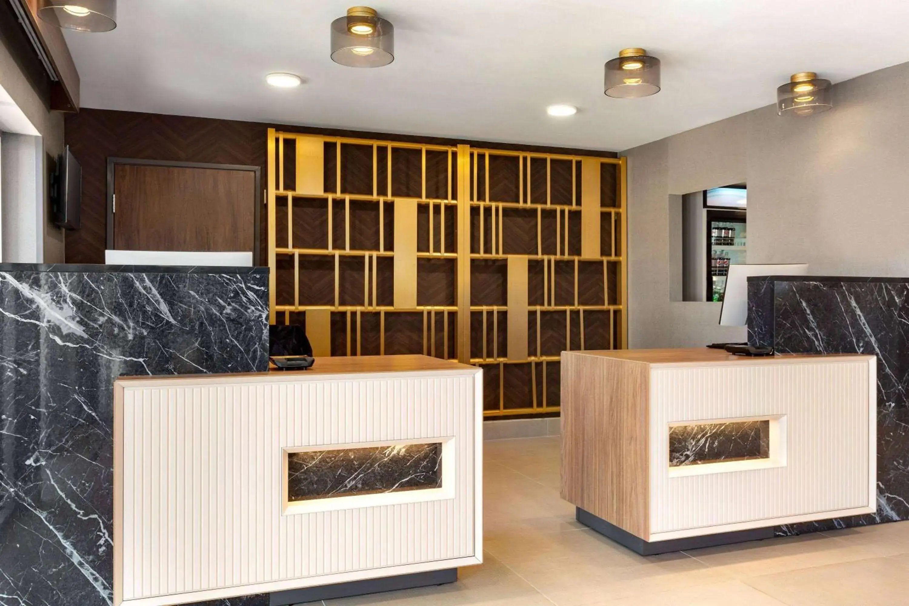 Lobby or reception, Kitchen/Kitchenette in La Quinta Inn By Wyndham Columbia NE / Fort Jackson