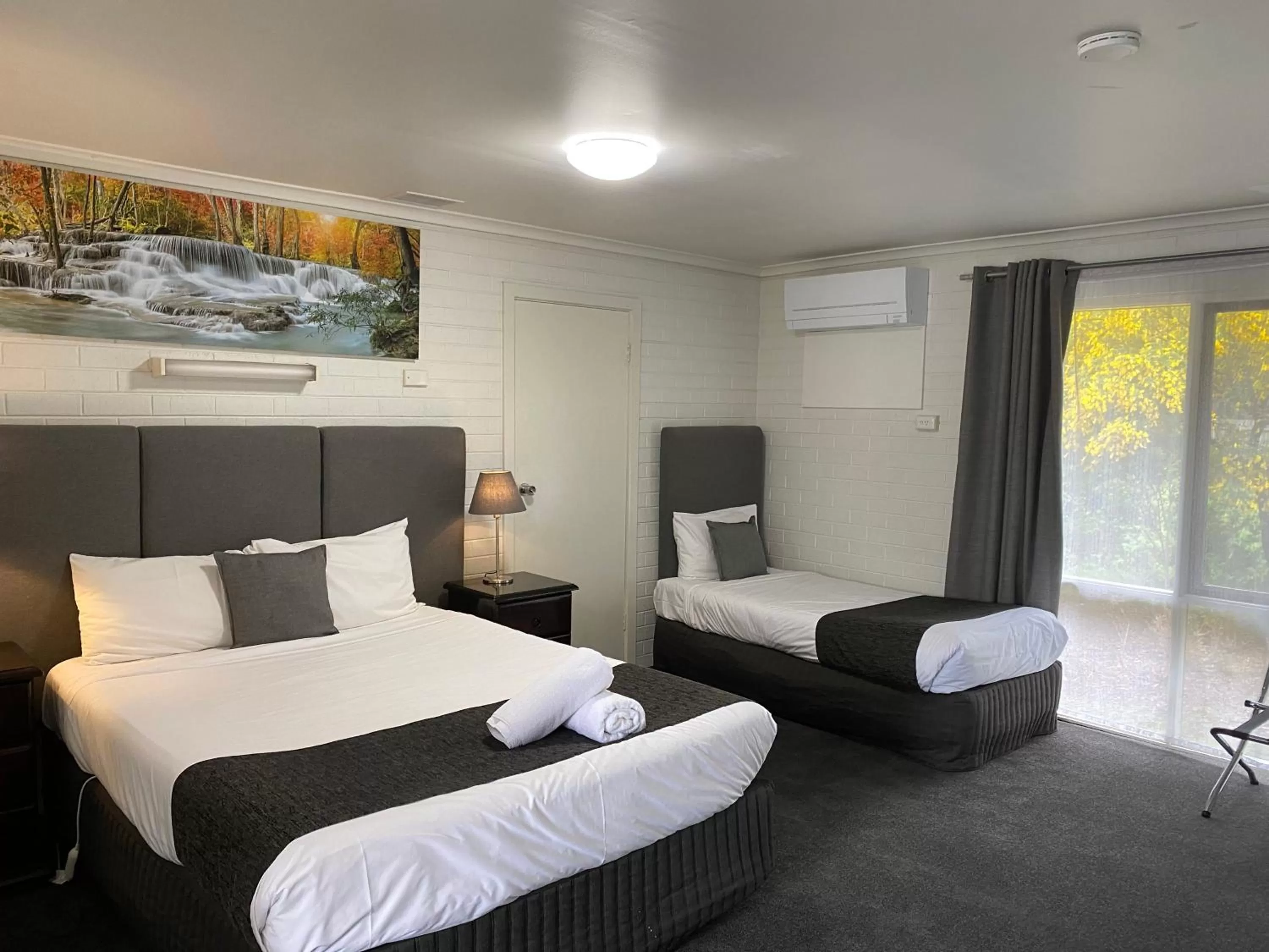 towels, Bed in Frankston Motel