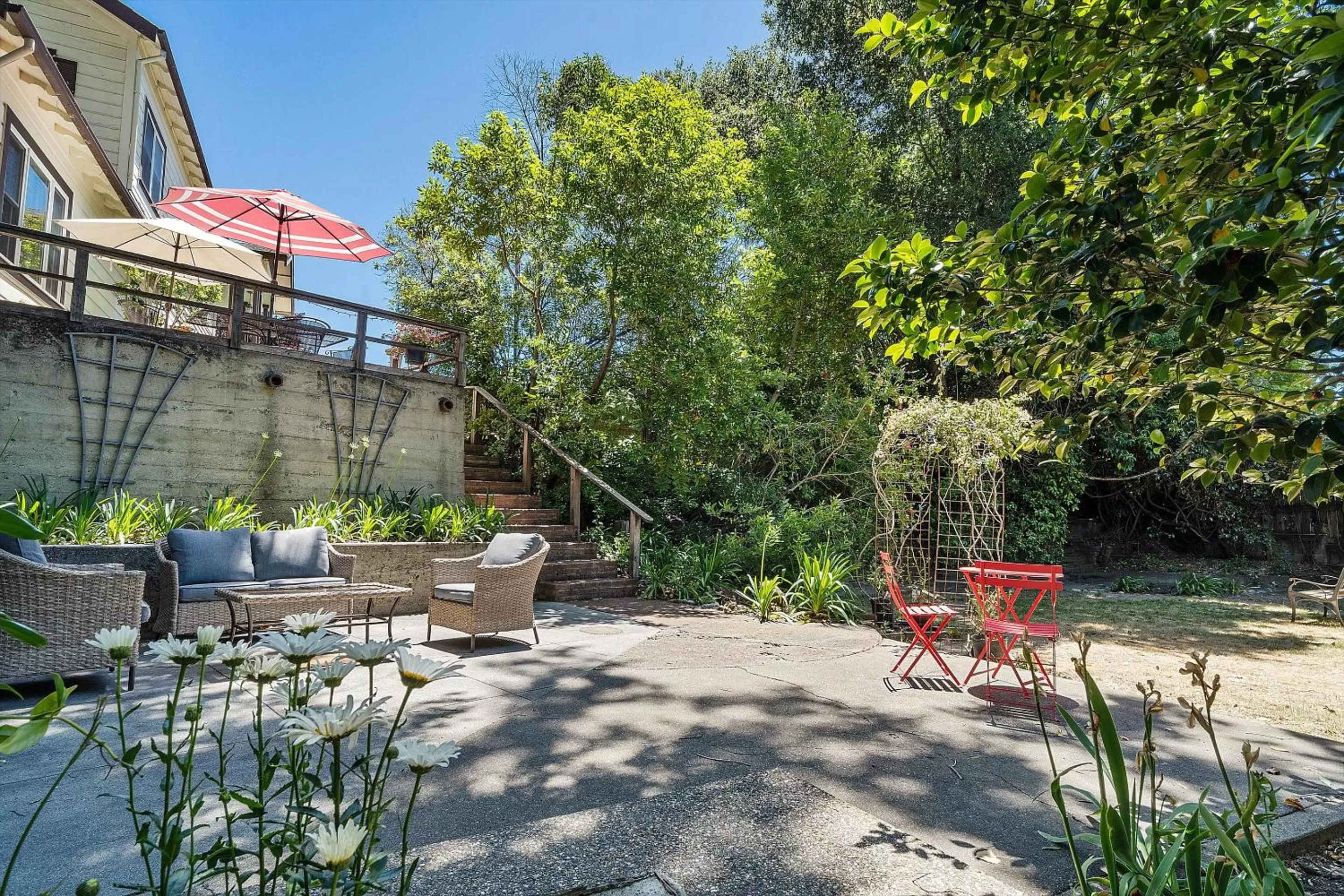 Cinnamon Bear Creekside Inn