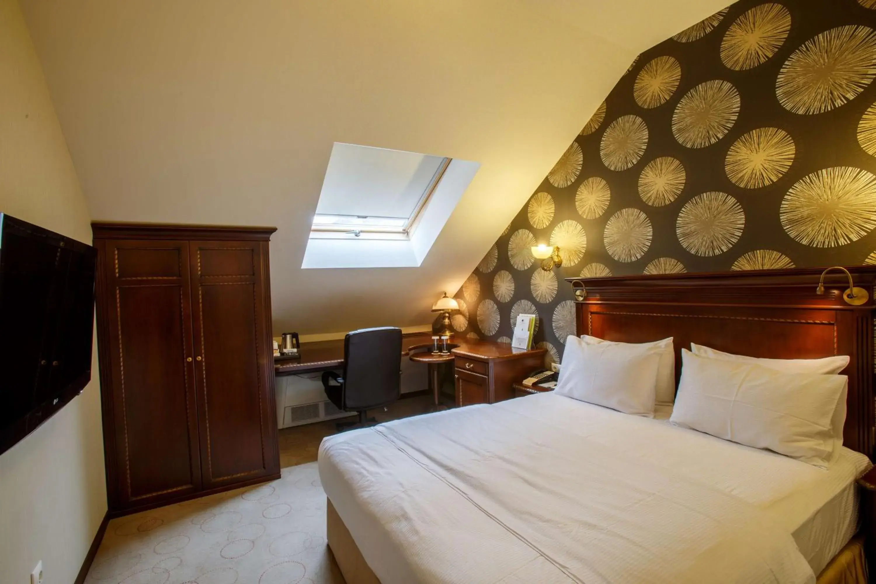 Bedroom, Bed in DoubleTree by Hilton Sighisoara