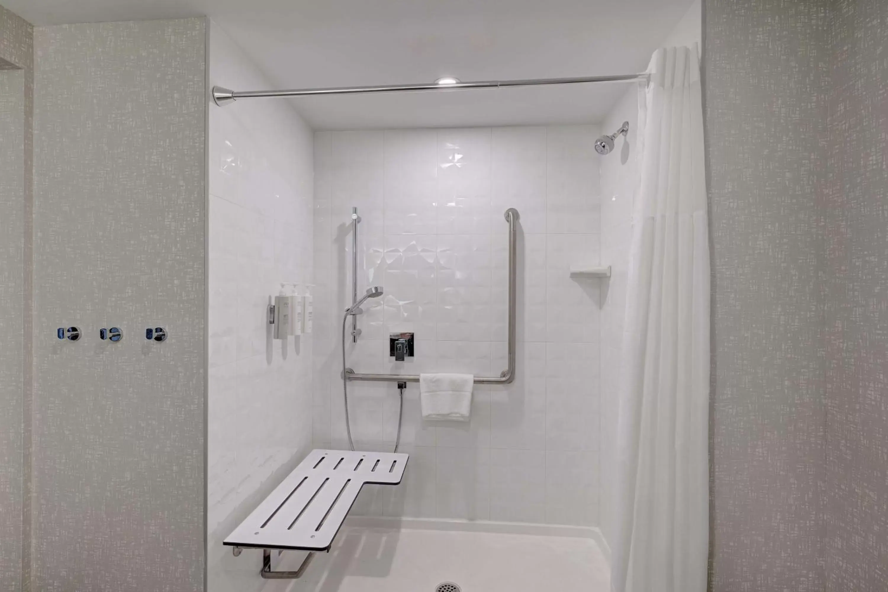Bathroom in Hampton Inn & Suites Burlington, Ontario, Canada