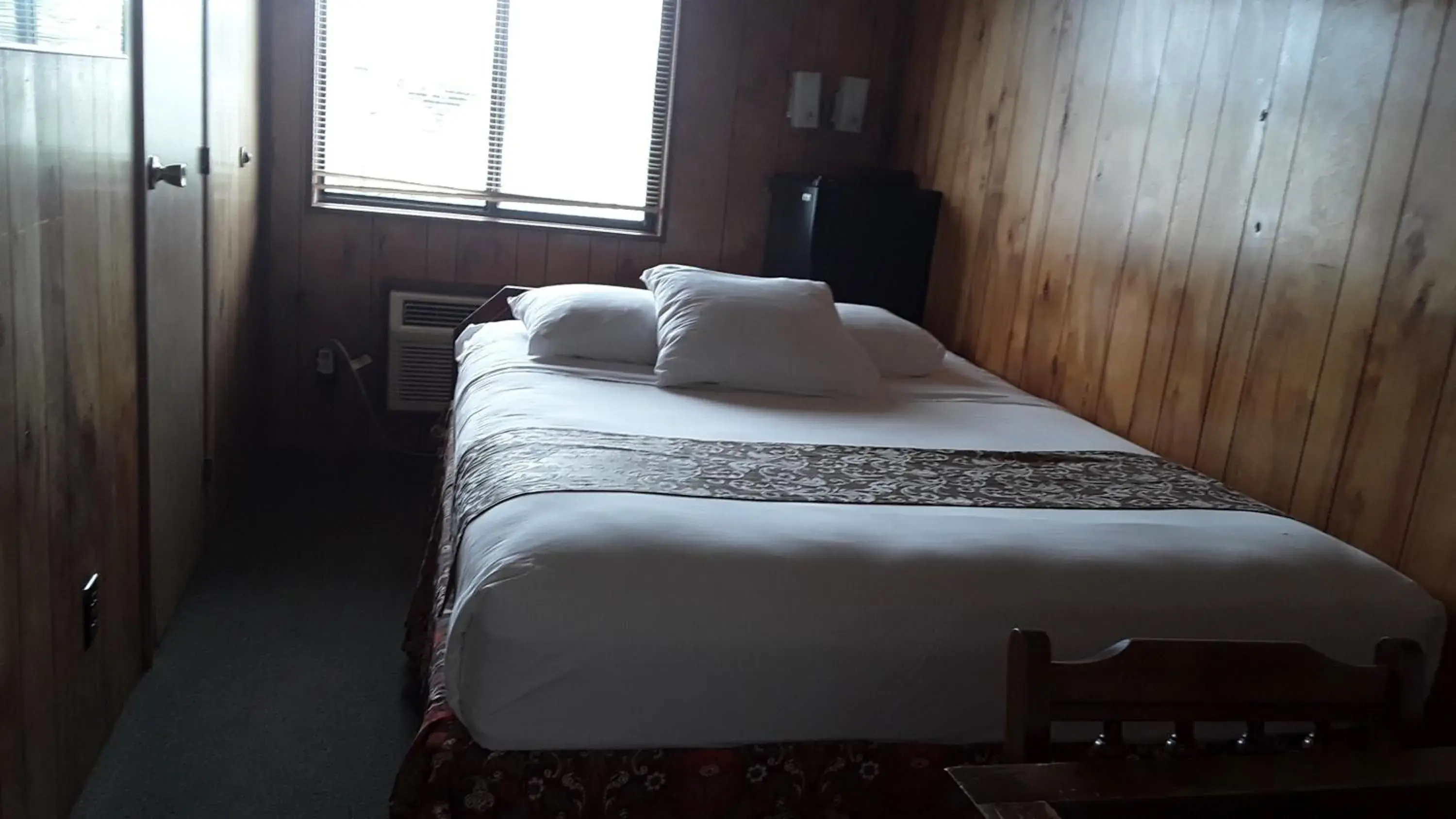 Photo of the whole room, Bed in The Orca Inn