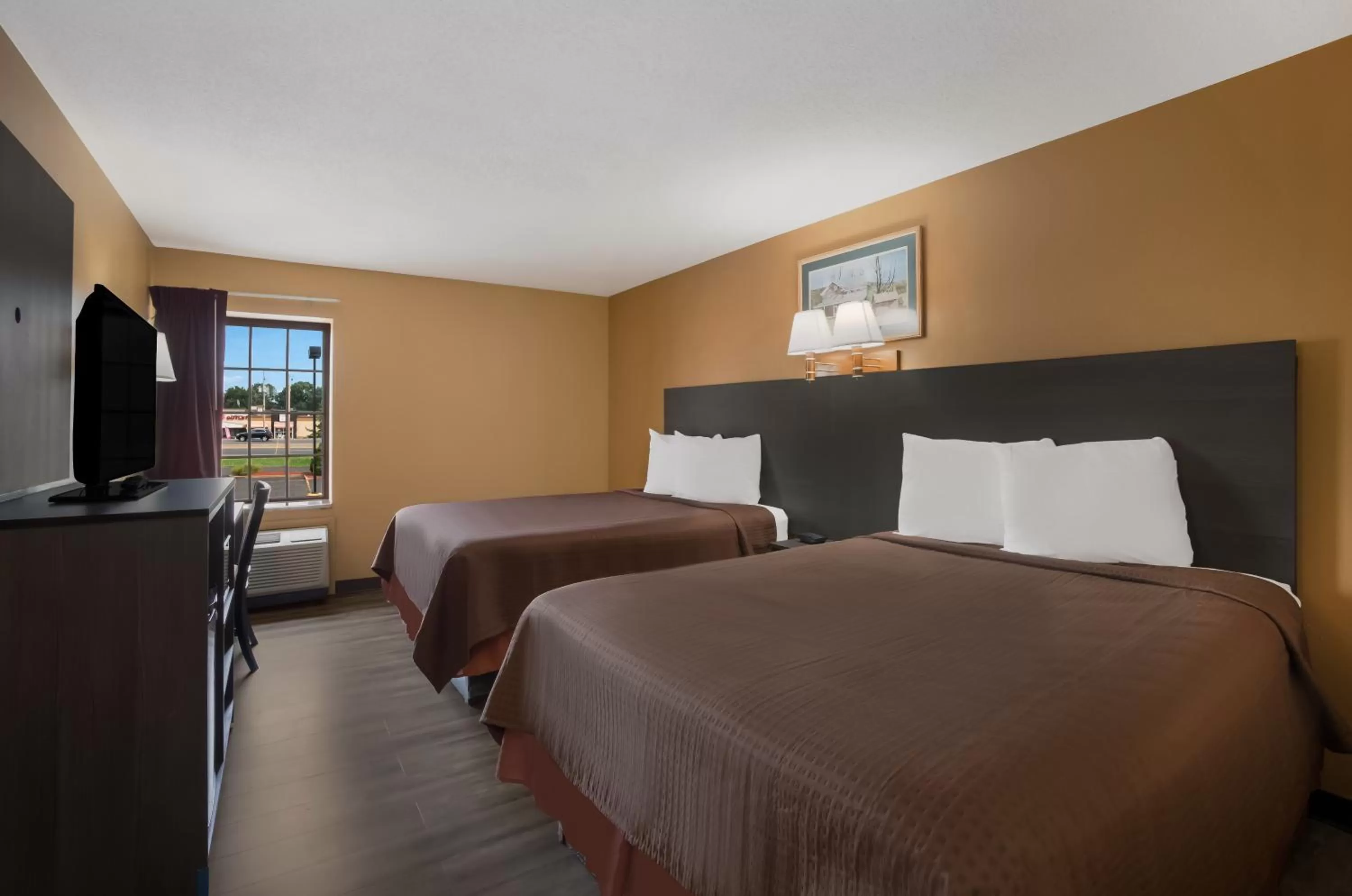 Bed in Scottish Inn & Suites-Allentown
