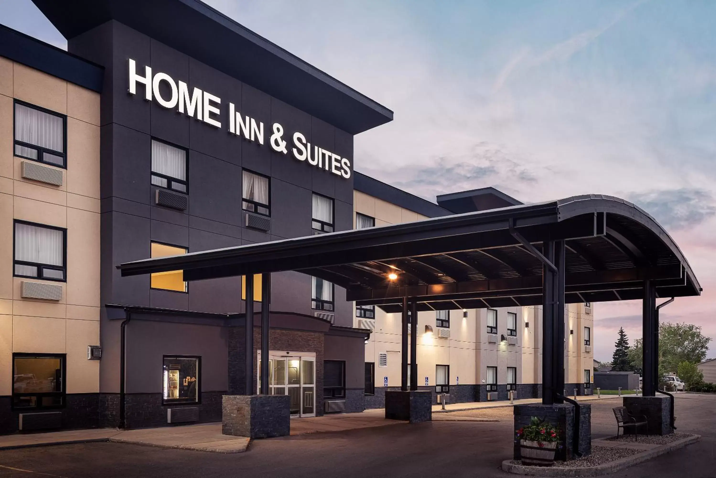 Facade/entrance, Property Building in Home Inn & Suites Yorkton