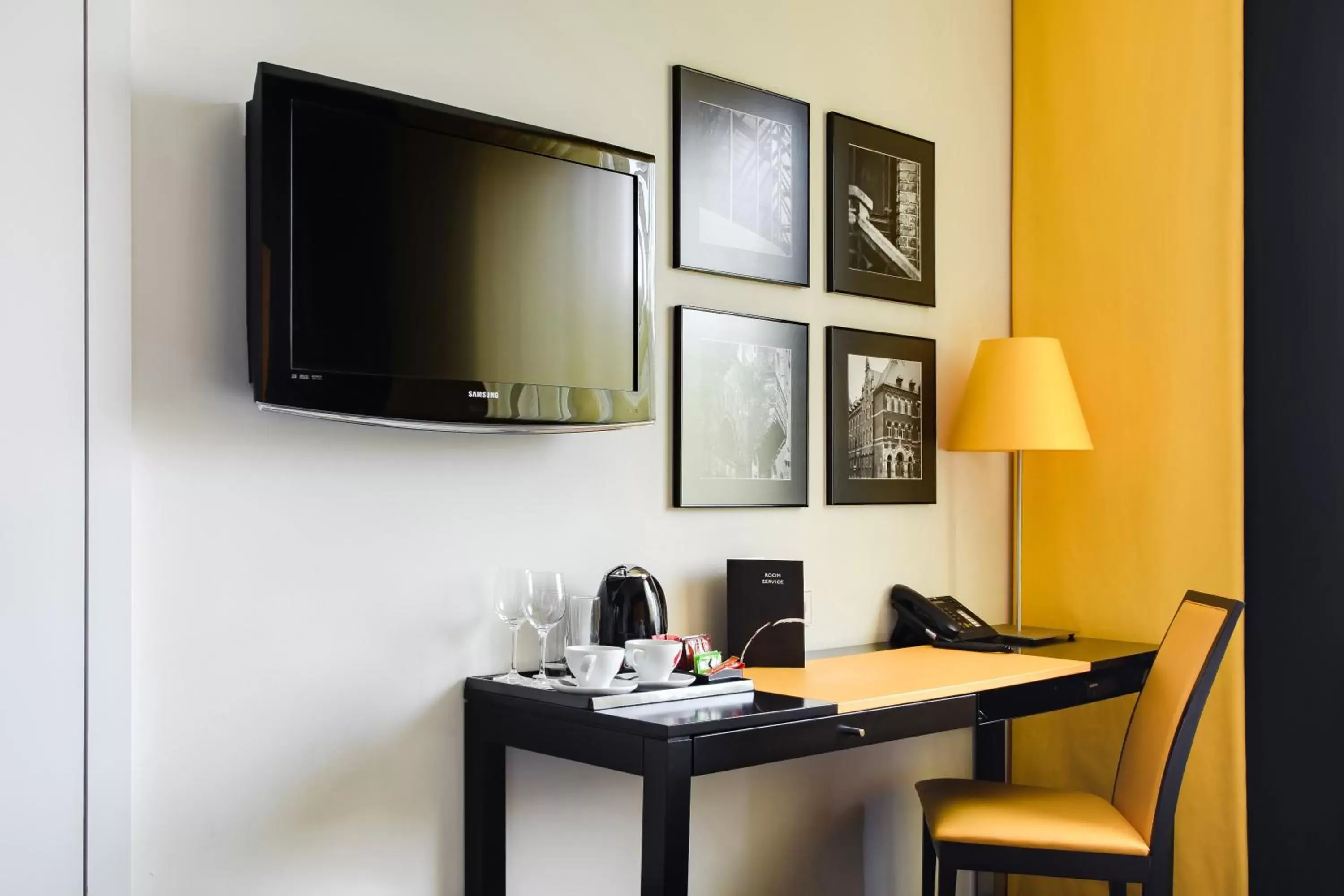 Bedroom, TV/Entertainment Center in Vienna House Easy by Wyndham Katowice