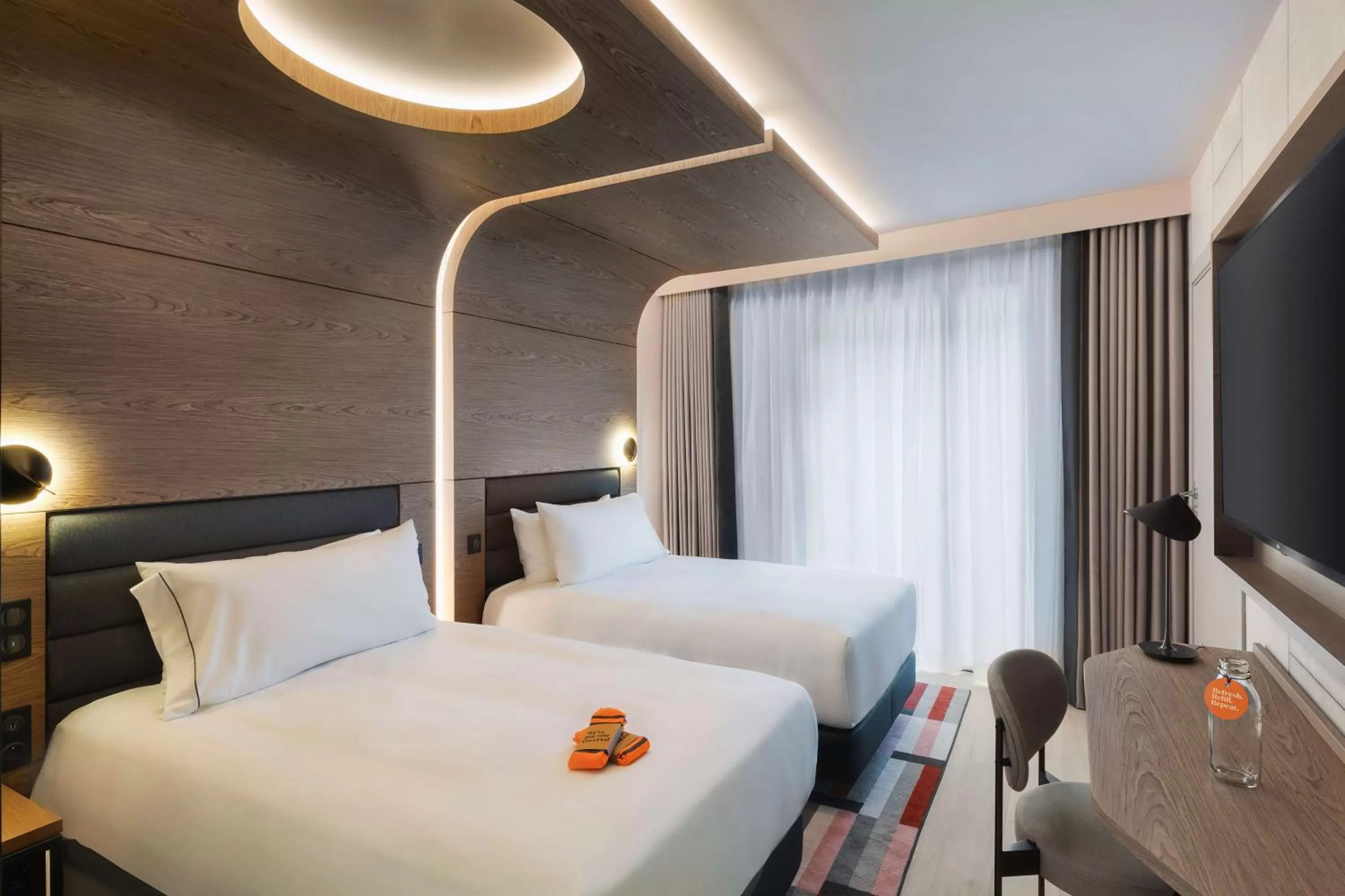 Bed in Canopy By Hilton Paris Eiffel Tower