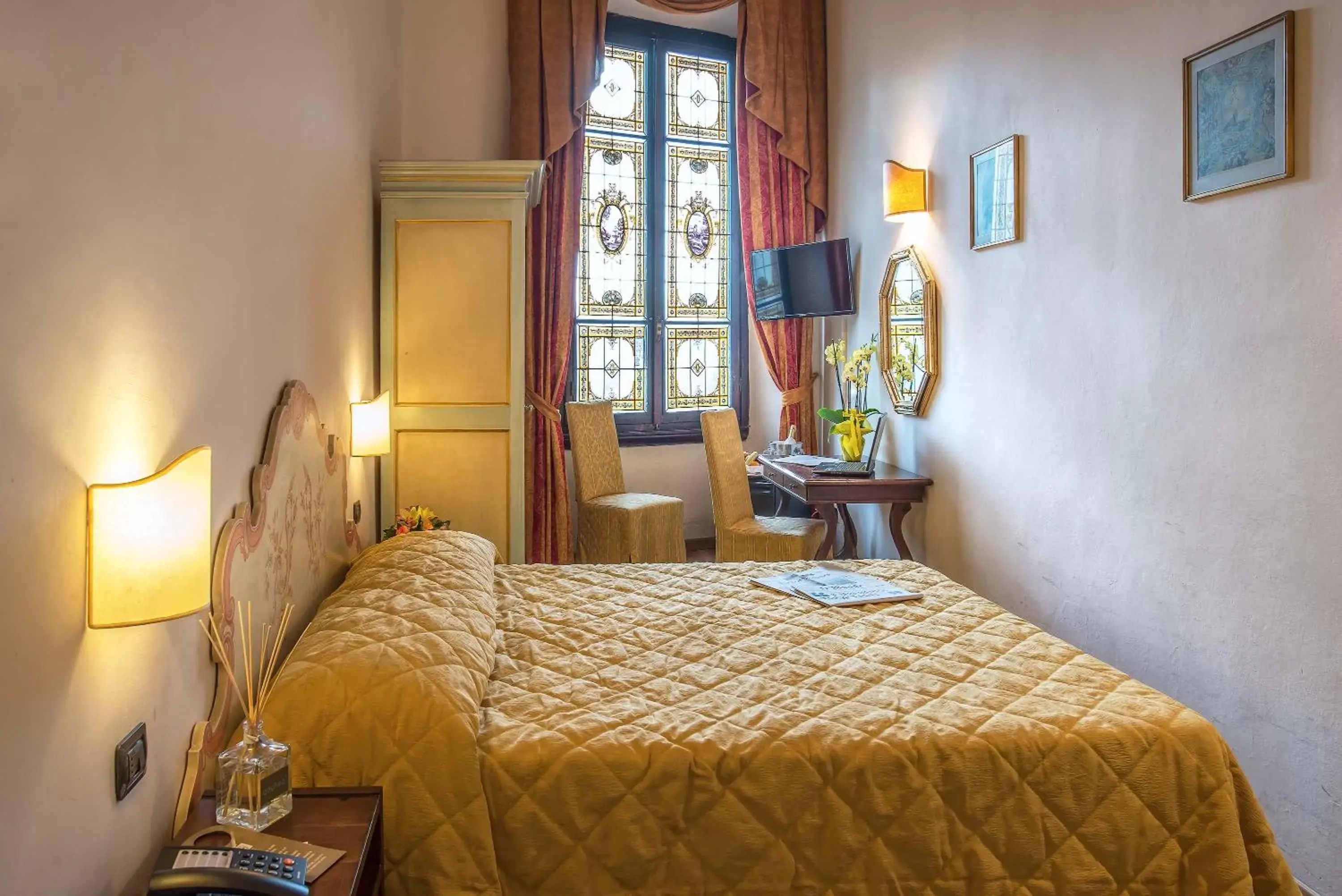 Bedroom, Bed in Hotel Paris