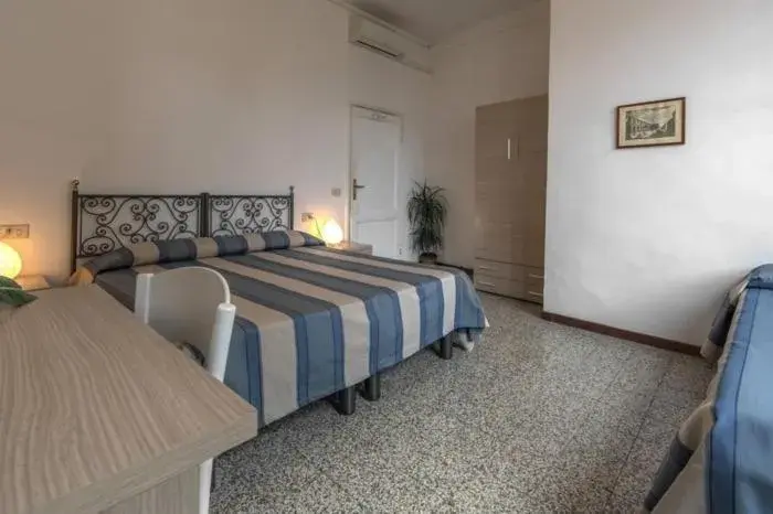 Photo of the whole room, Bed in Hotel Aldobrandini