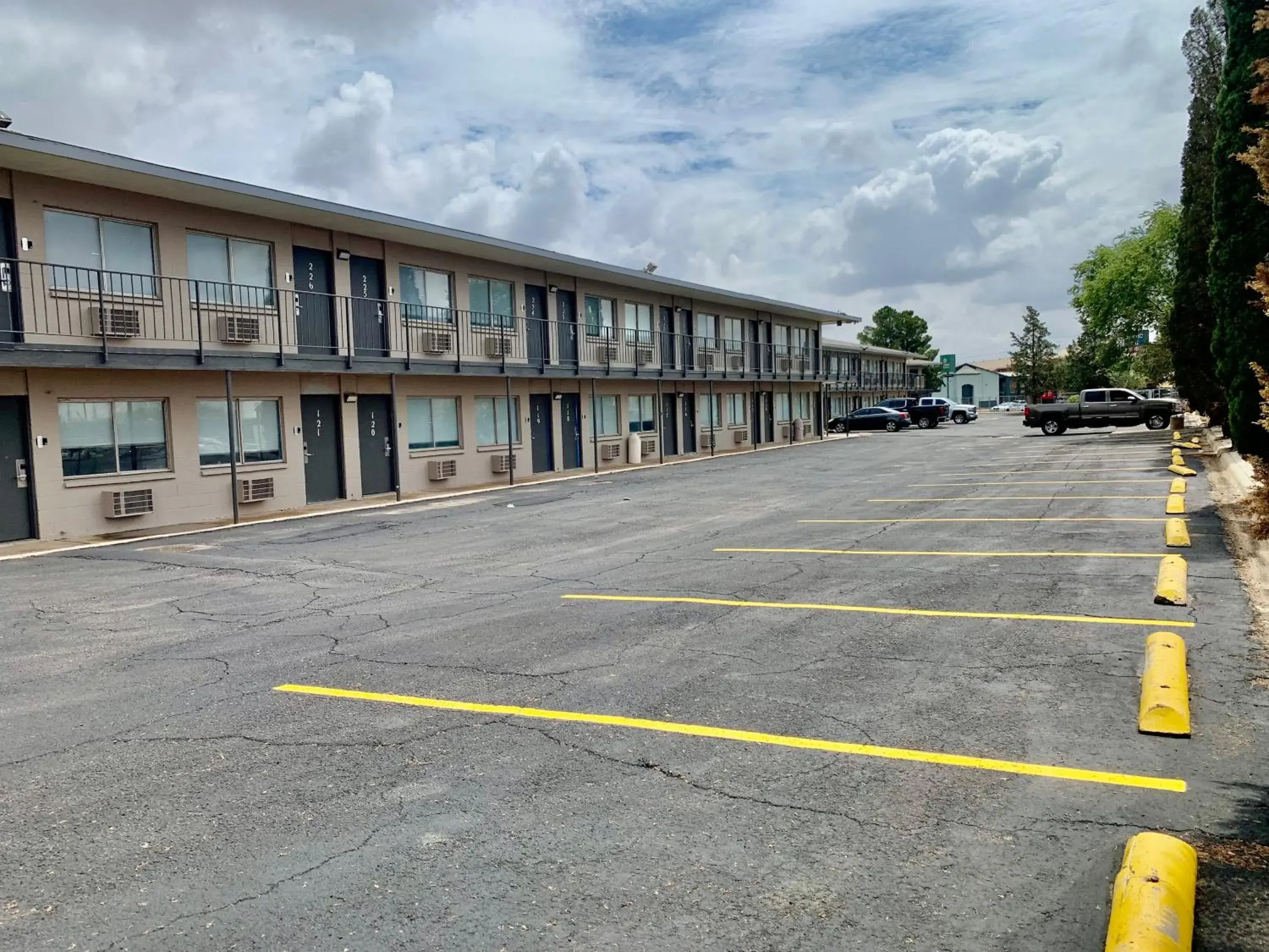 Property Building in Executive Inn Midland