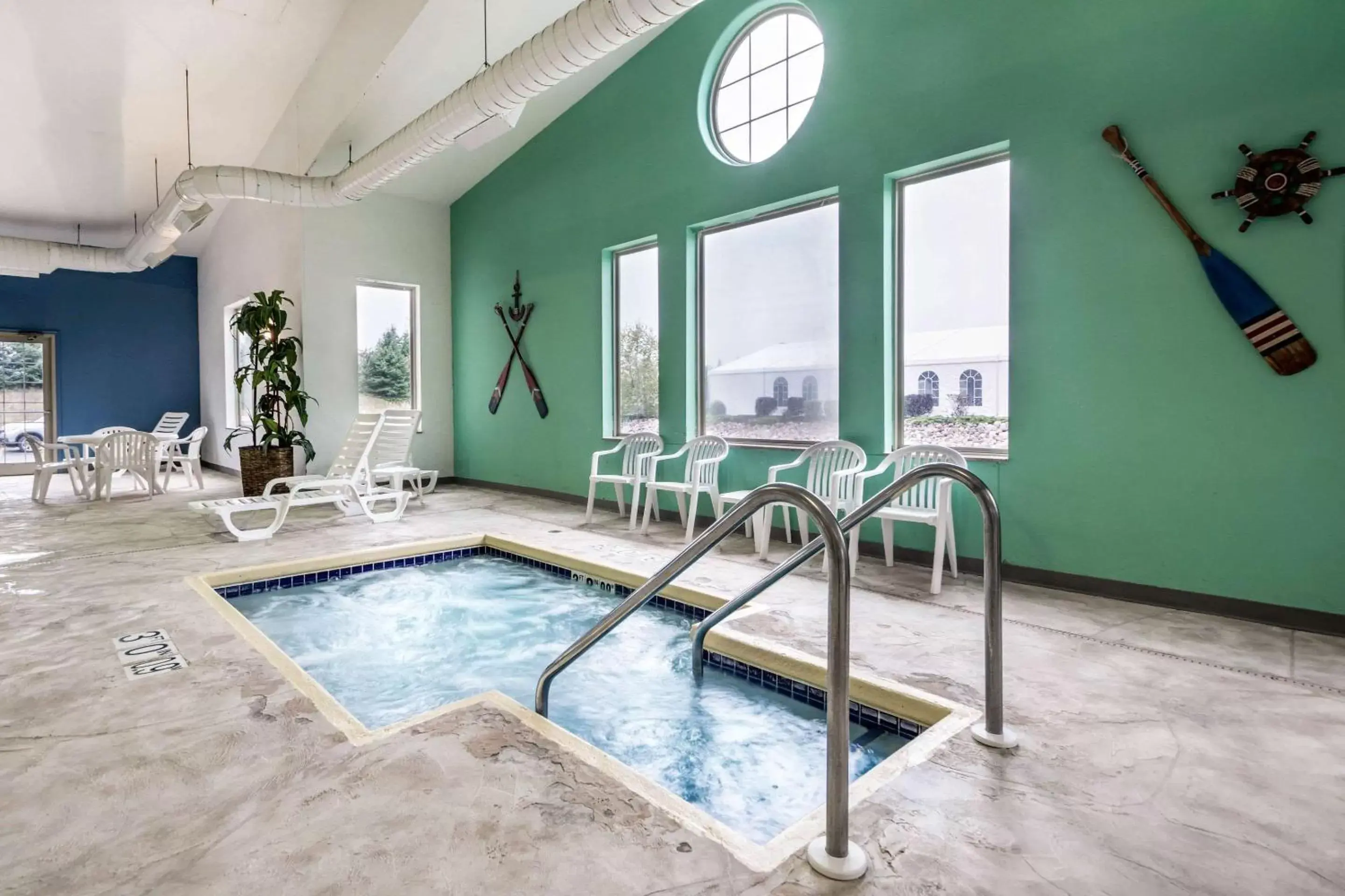 Swimming Pool in Comfort Suites at Par 4 Resort