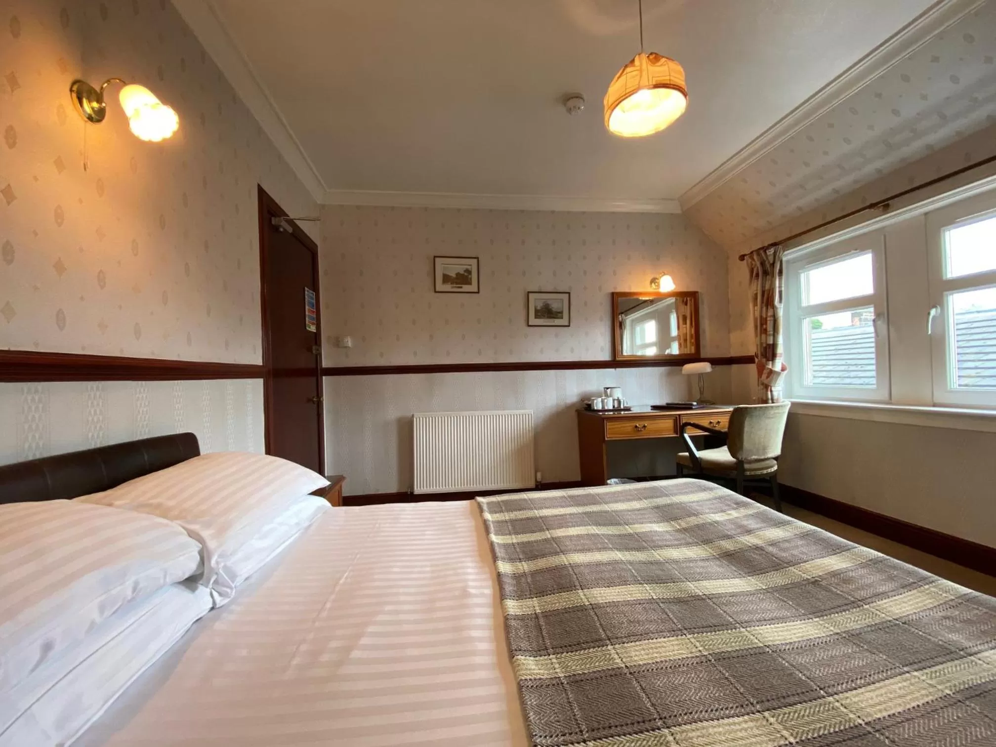 Bedroom, Bed in Kings Arms Hotel