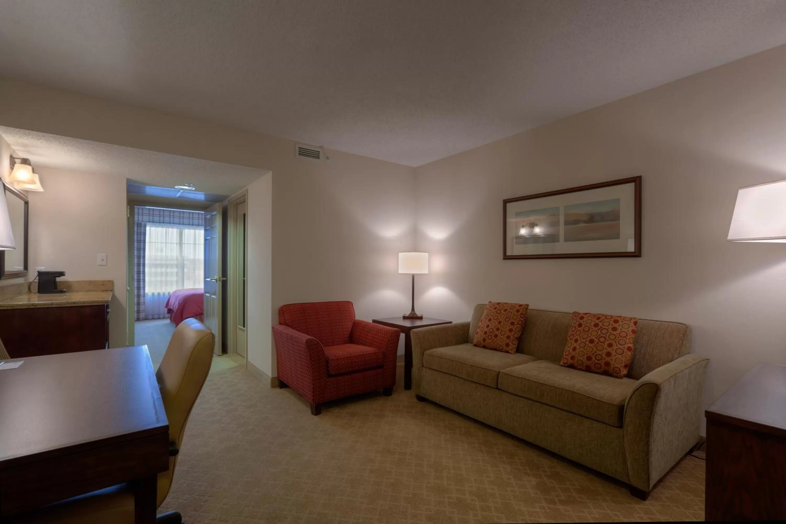 Living room in Country Inn & Suites by Radisson, Calgary-Northeast