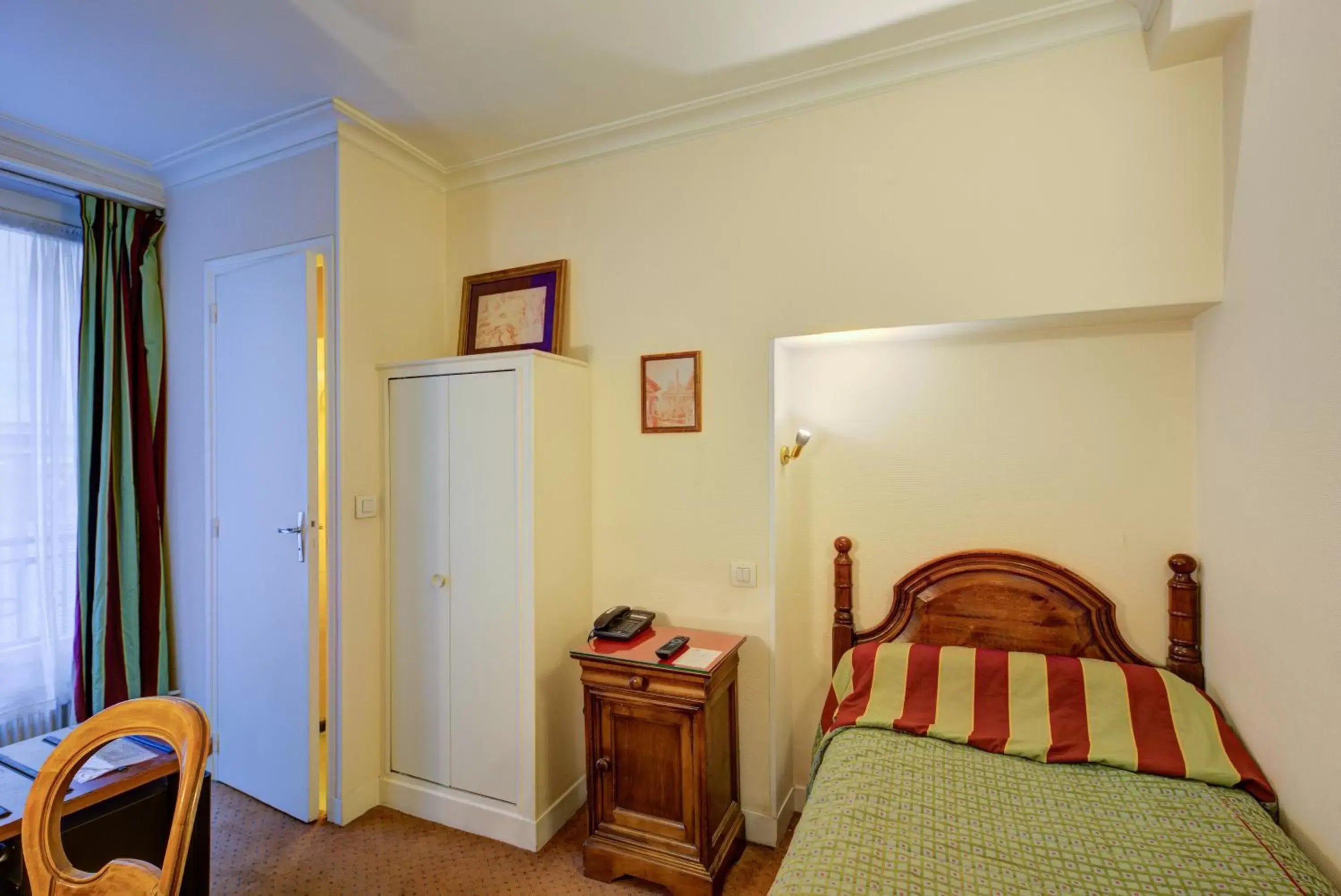 Photo of the whole room, Bed in Hôtel La Sanguine