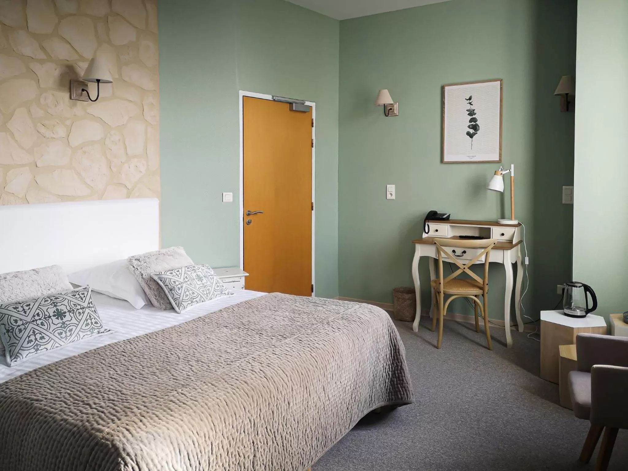 Photo of the whole room, Bed in Centre Bol Vert