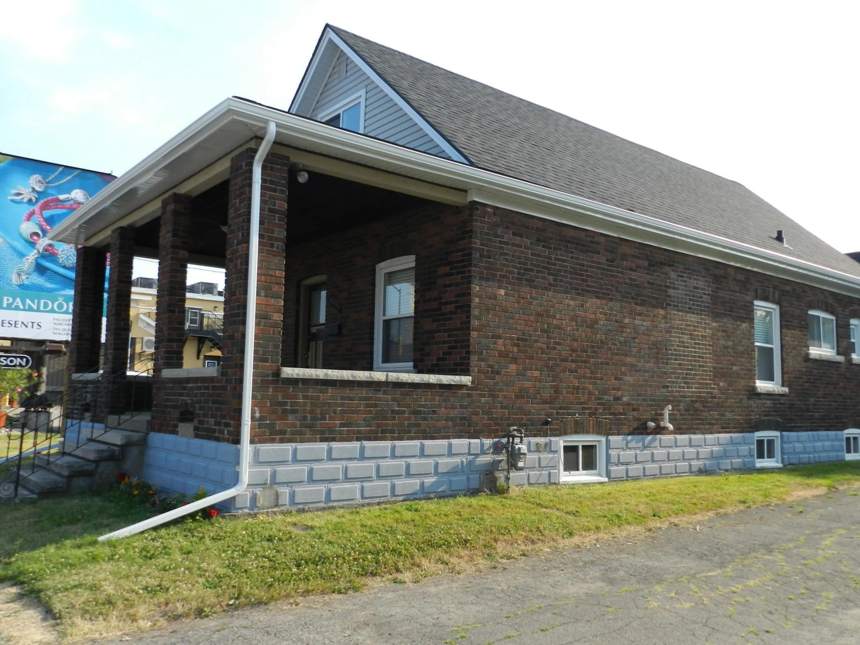 Property building in Kings Inn Near the Falls