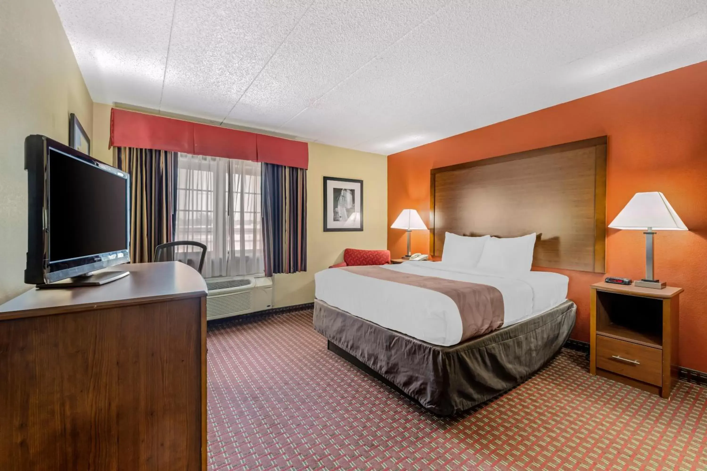 Bedroom, TV/Entertainment Center in Quality Inn and Suites Lincoln