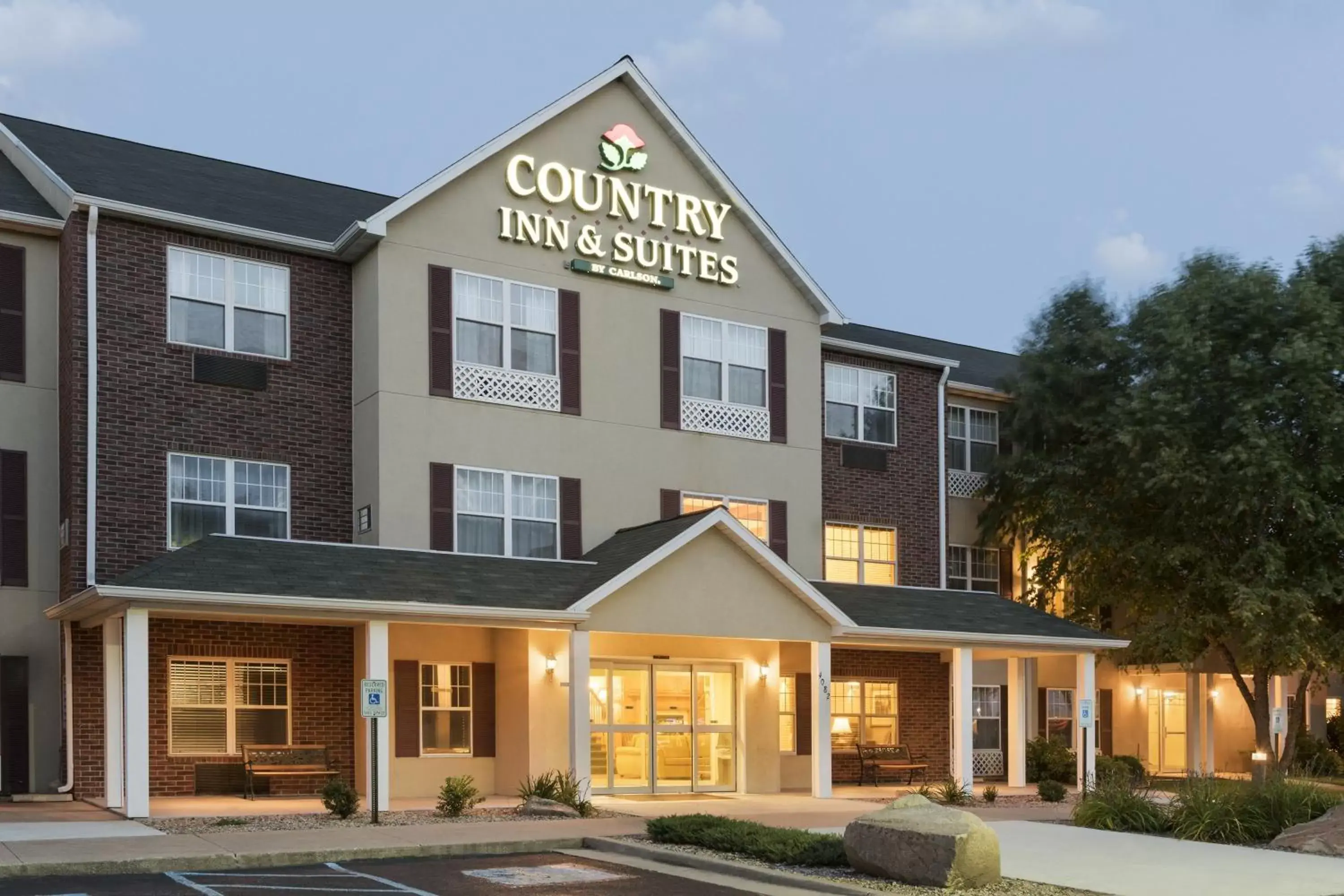 Property Building in Country Inn & Suites by Radisson, Mason City, IA