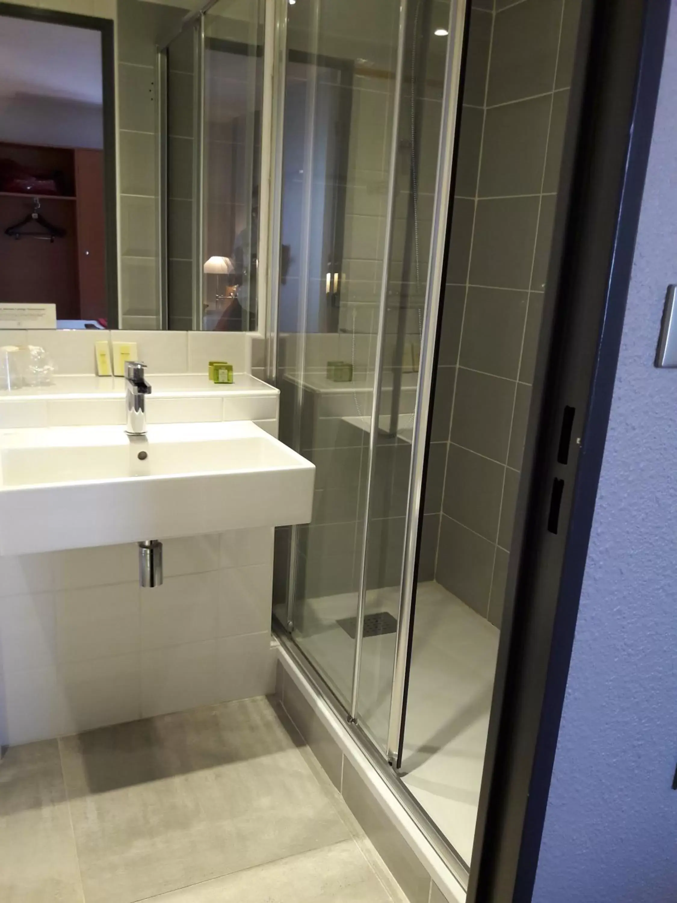 Bathroom in Logis L'Orée de Chartres - Barjouville