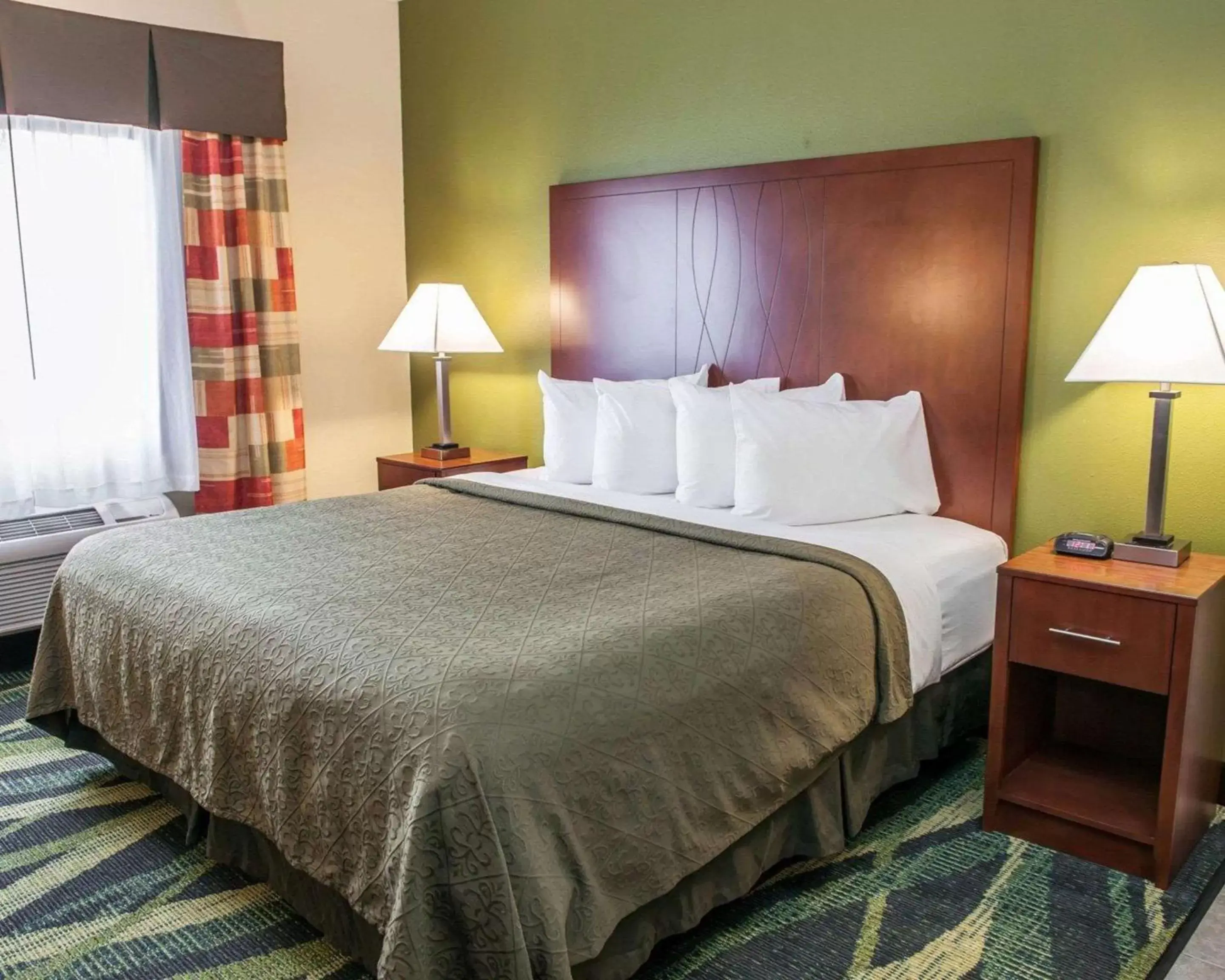 Photo of the whole room, Bed in Quality Inn & Suites South Bend Airport
