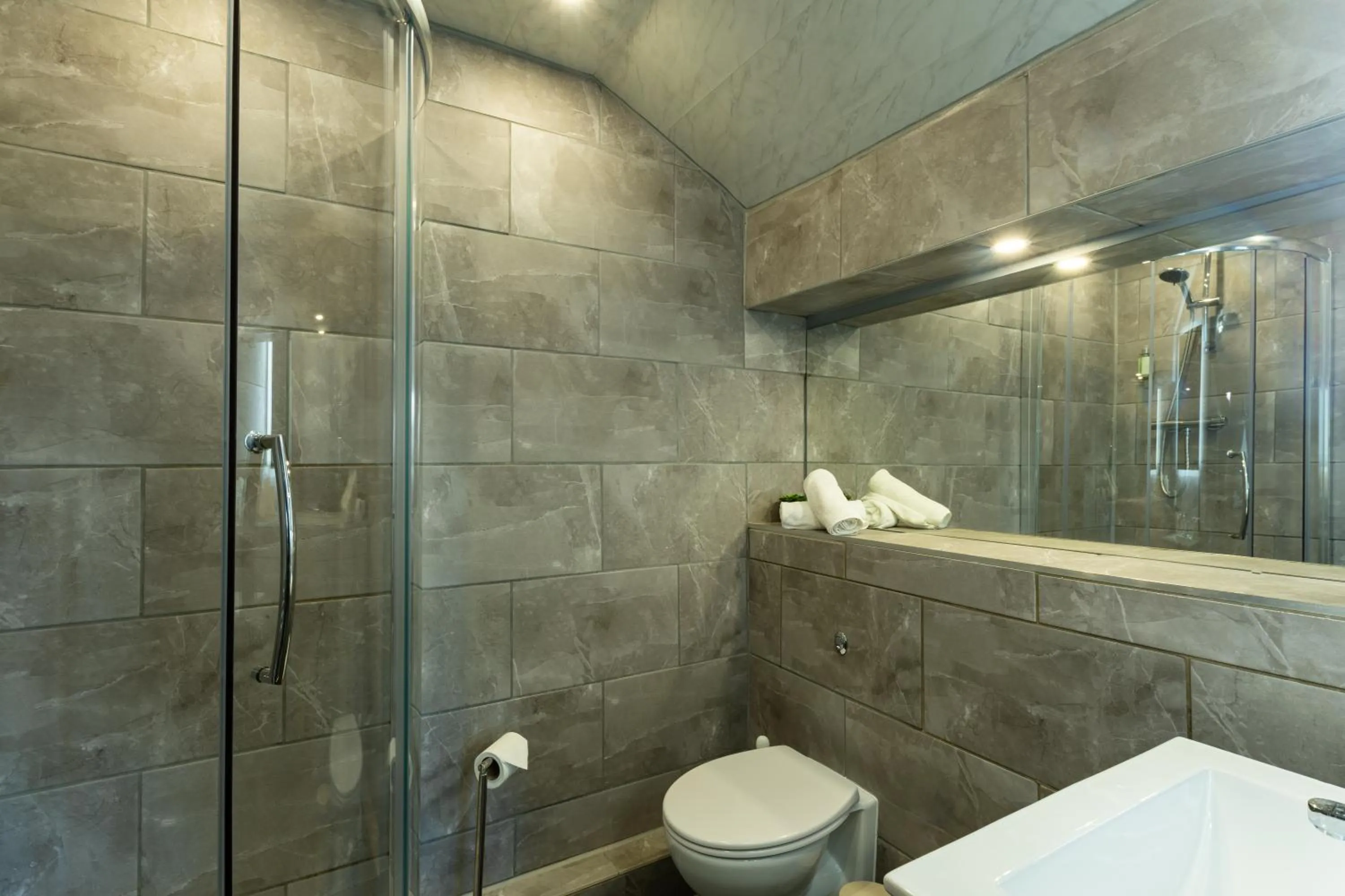 Shower in Holly Lodge Guest House with FREE off site health club