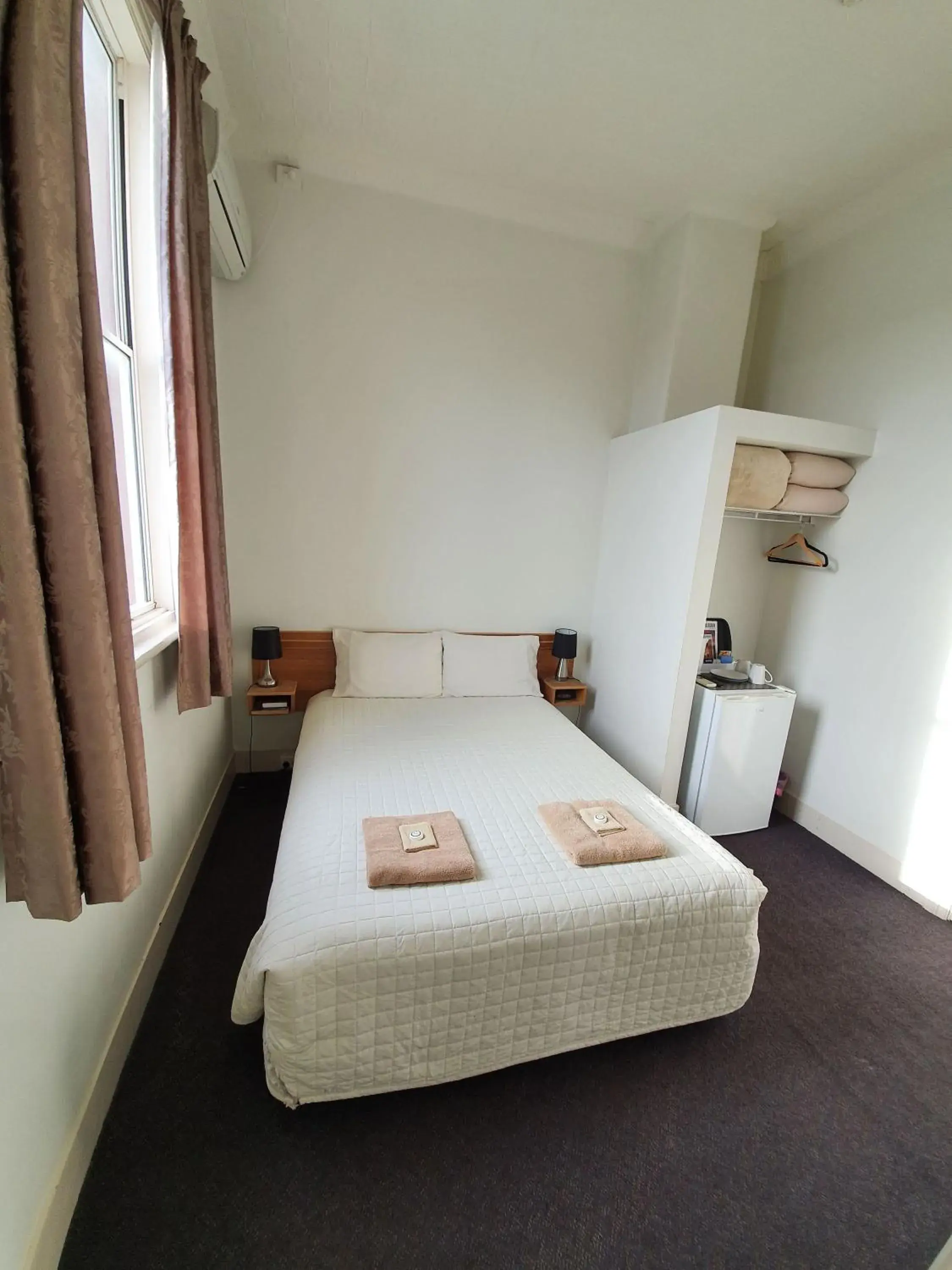 Photo of the whole room, Bed in Empire Hotel Goulburn