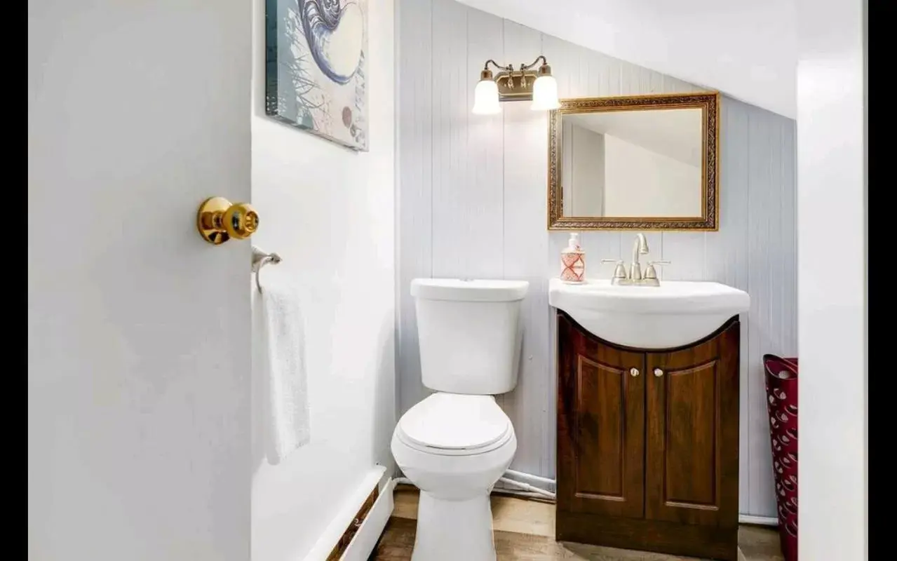 Queen Room with Shared Bathroom in The Island Inn Queen Room with Shared Bathroom in The Island Inn