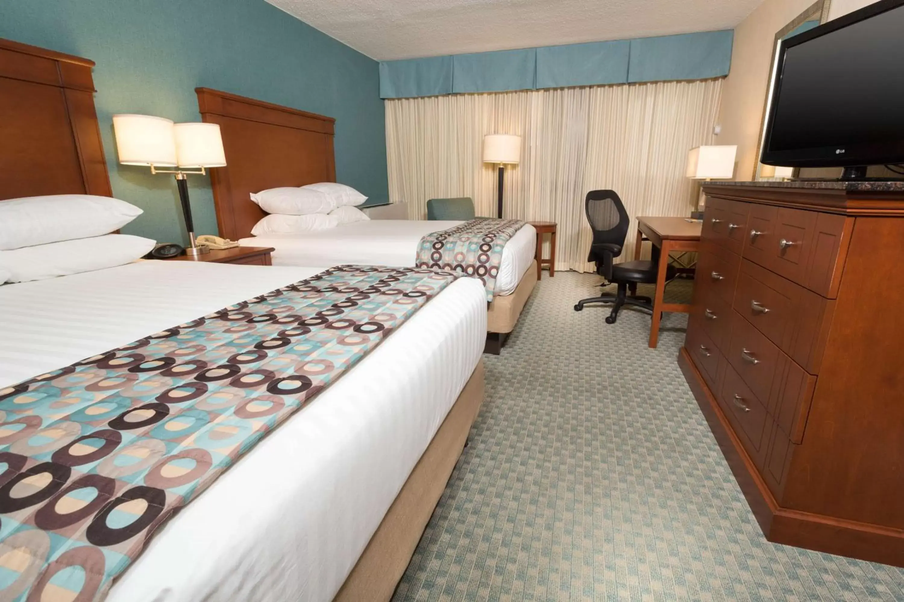 Photo of the whole room, Bed in Pear Tree Inn St. Louis Near Union Station