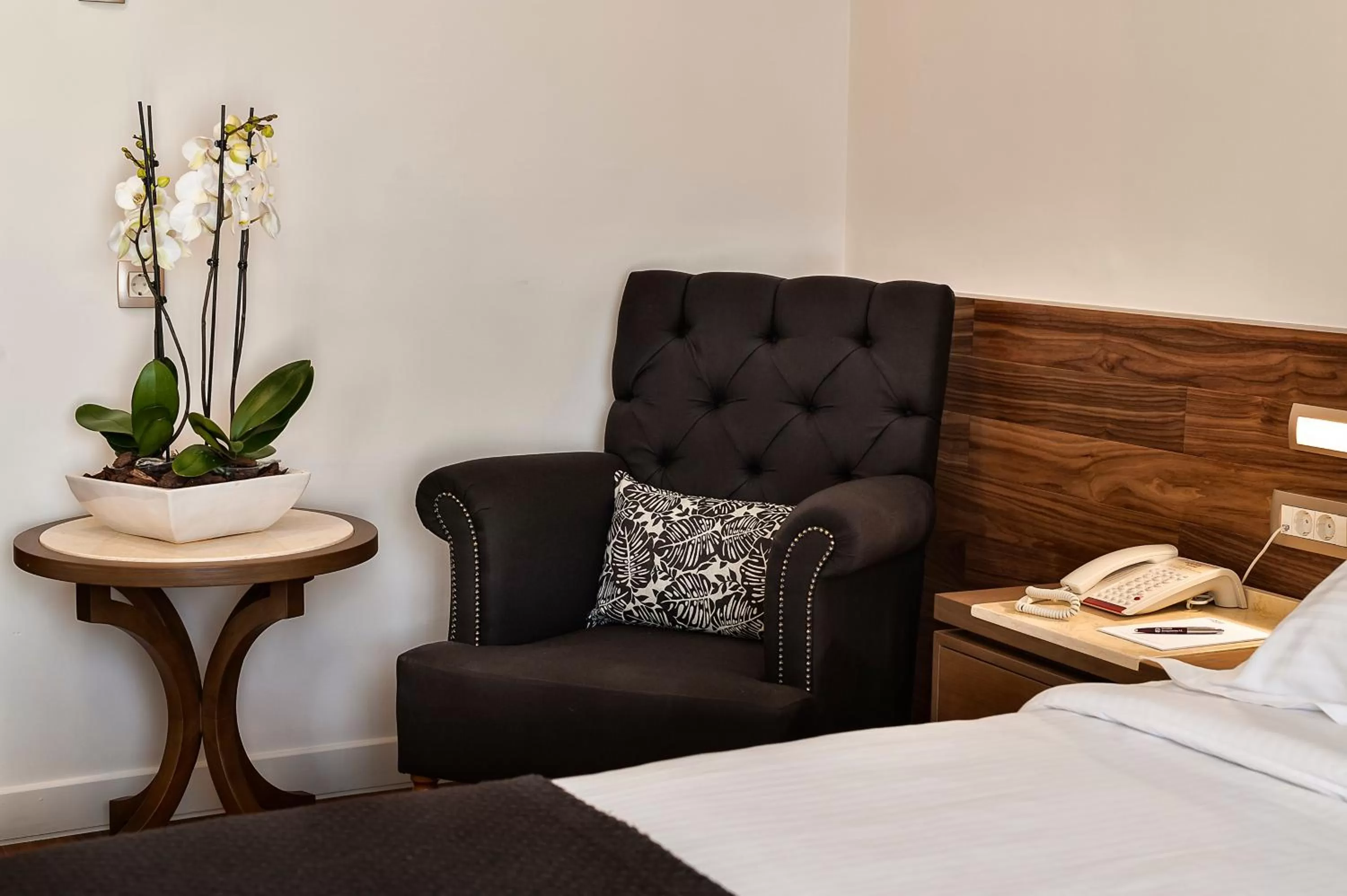 Seating area, Bed in Civitel Akali Hotel