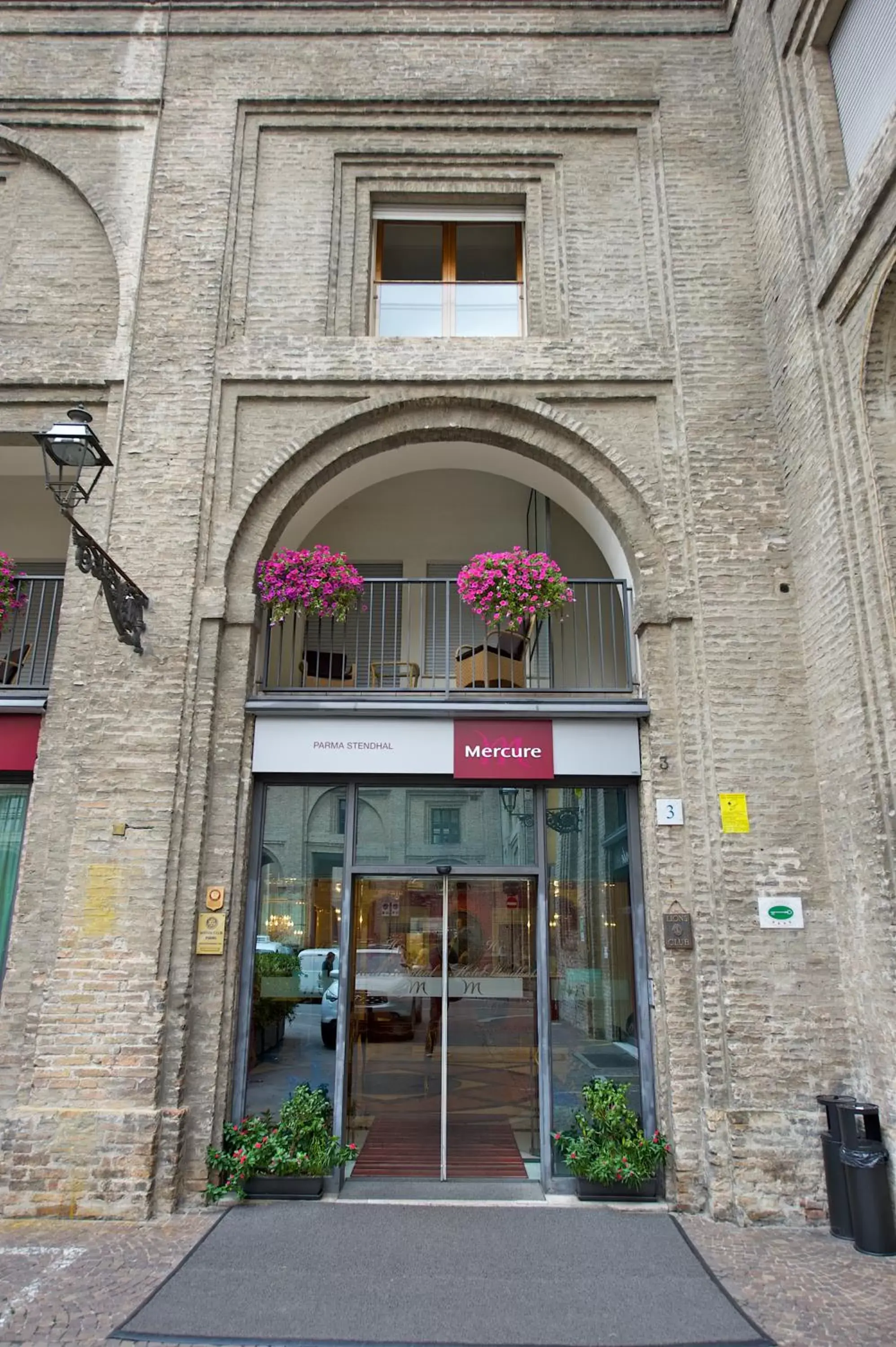 Facade/entrance in Mercure Parma Stendhal