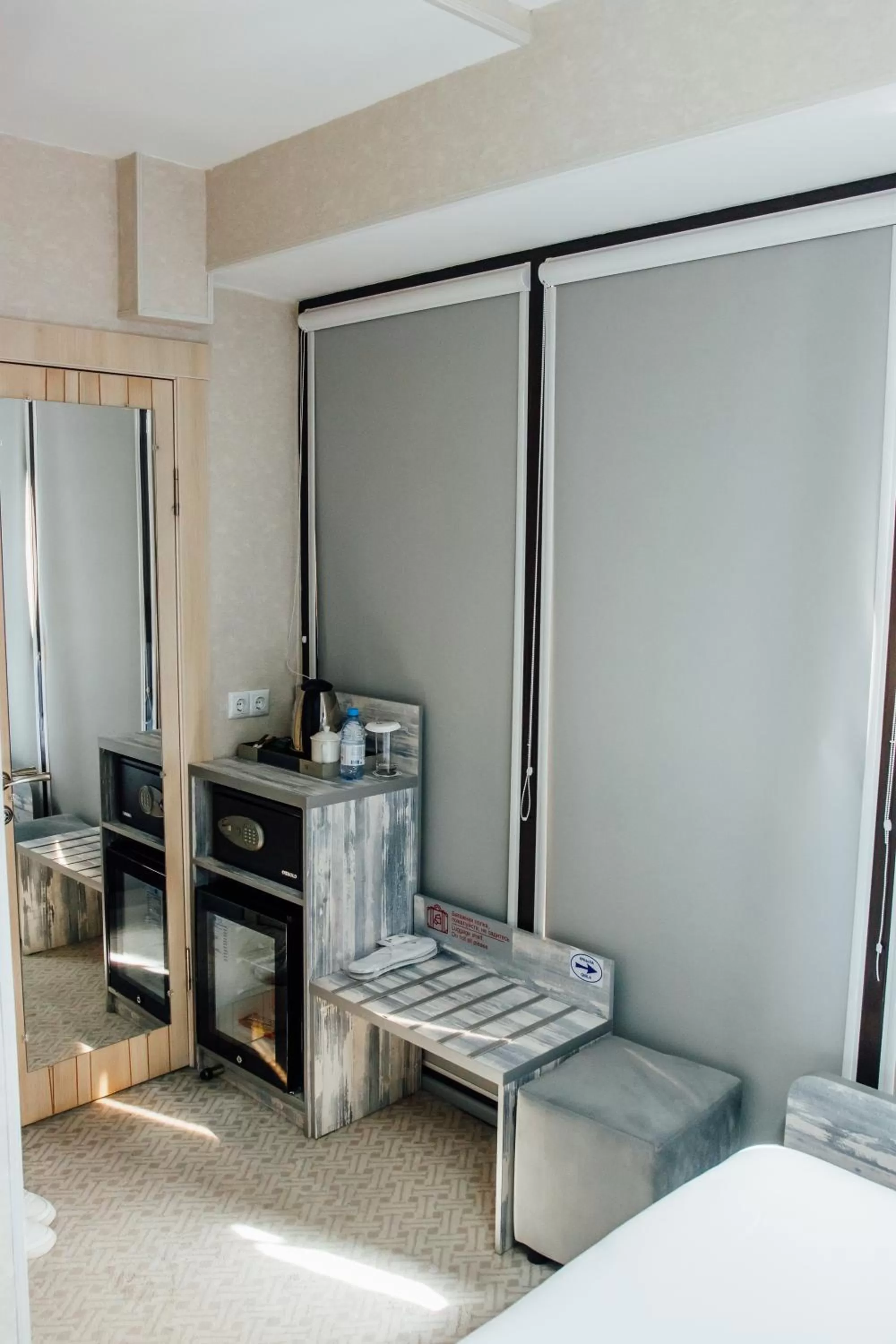 Coffee/tea facilities, TV/Entertainment Center in Express City Hotel