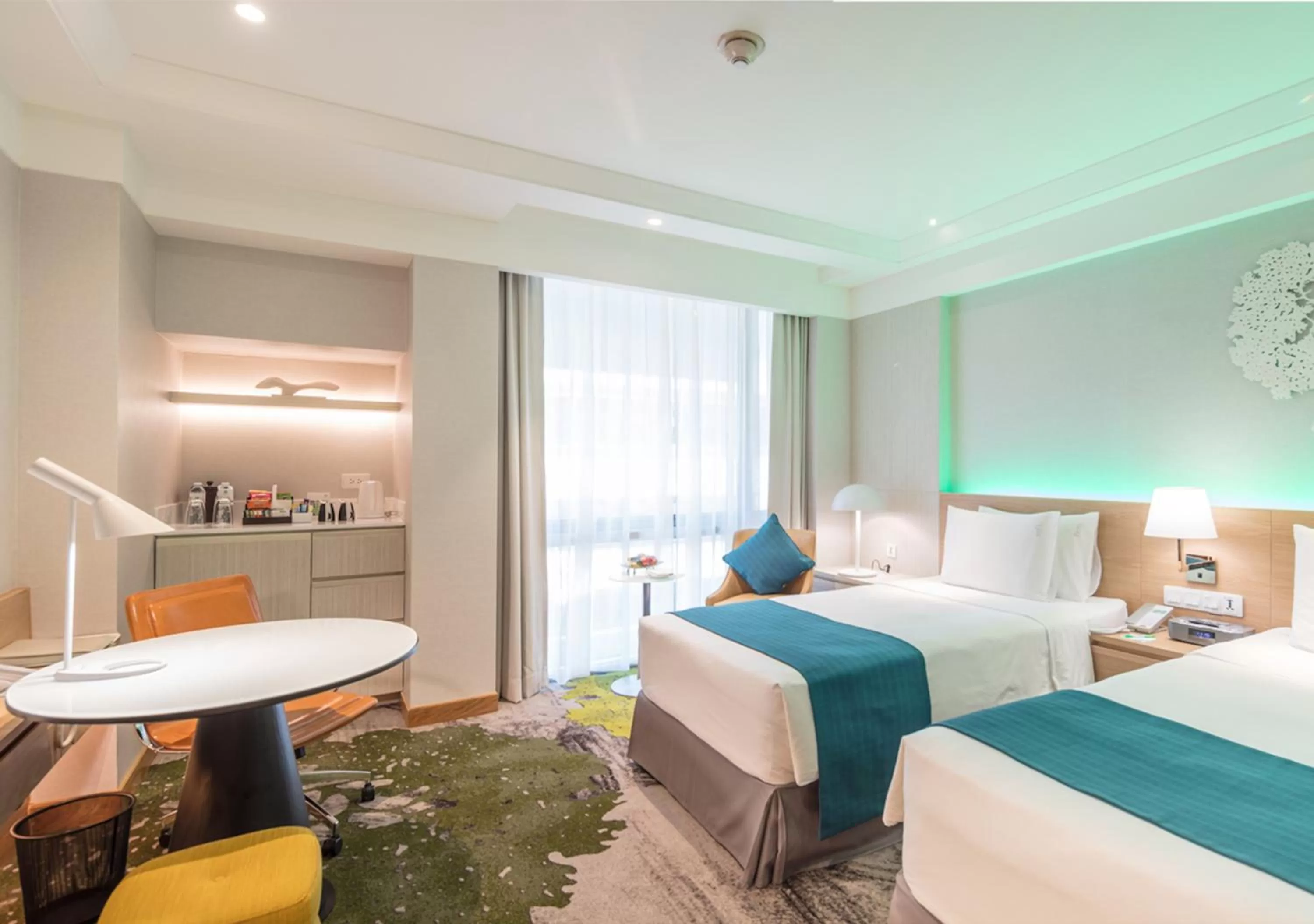 Photo of the whole room, Bed in Holiday Inn Bangkok by IHG