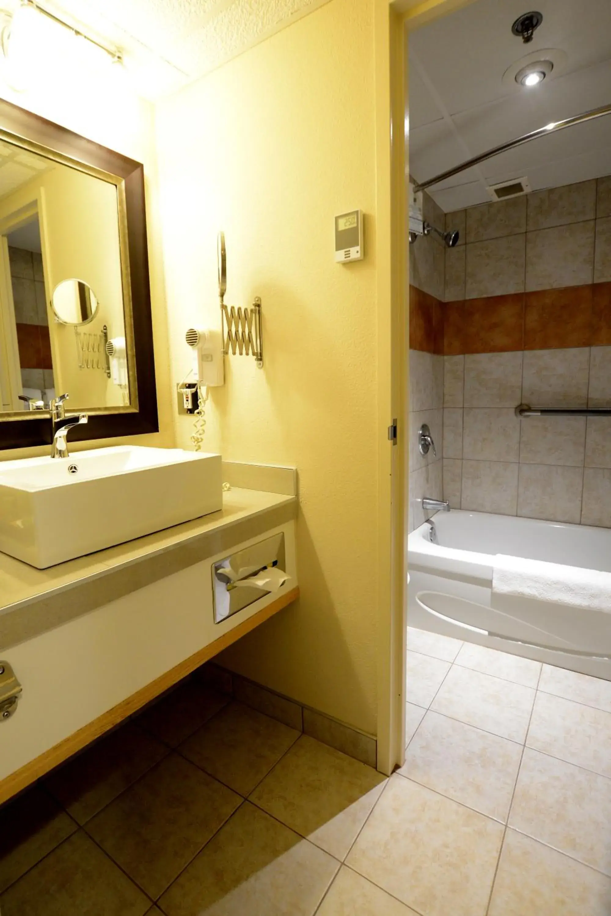 Bathroom in La Sagueneenne - Hotel et Centre de Congres