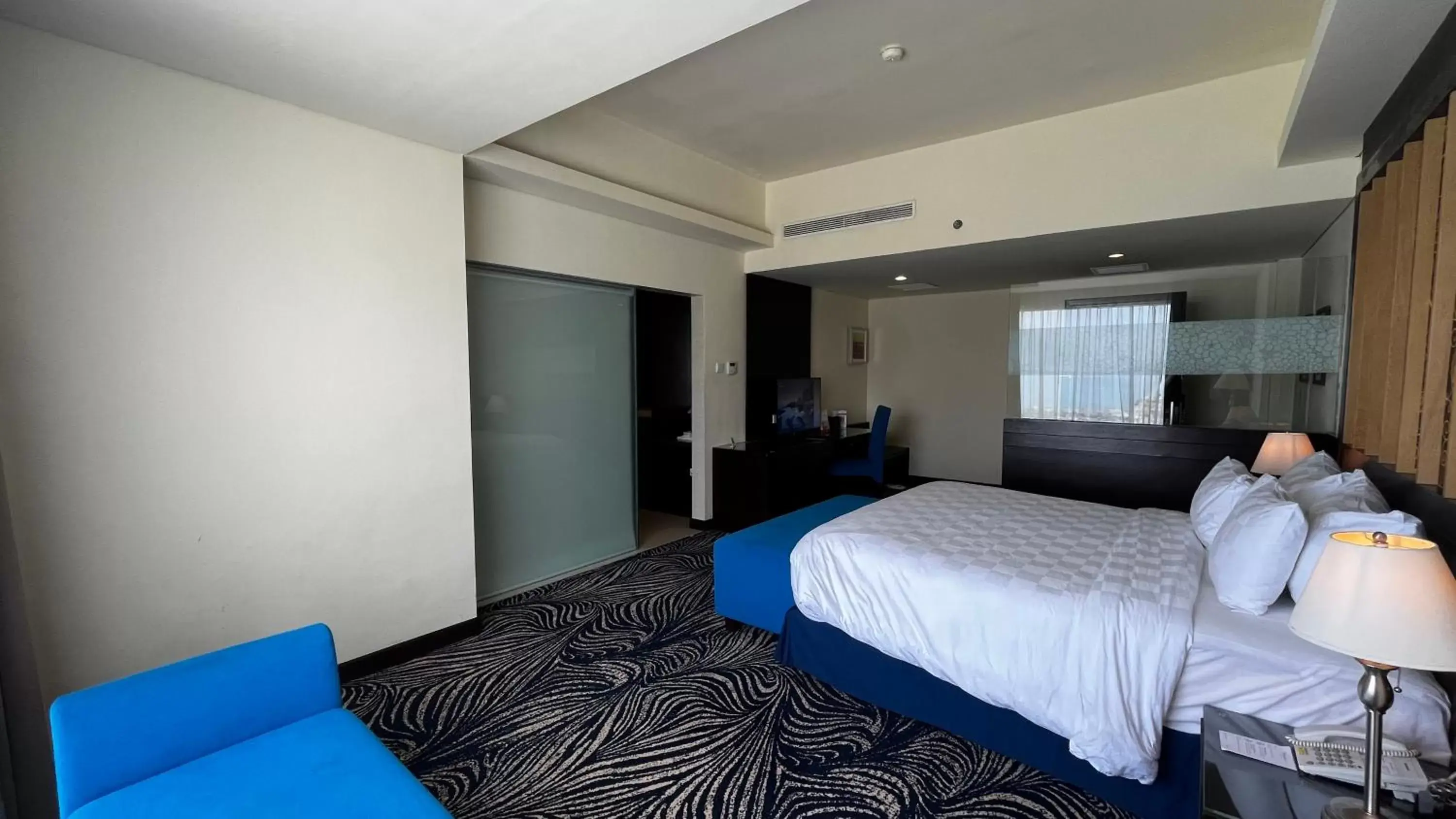 Bedroom, Bed in Swiss-Belhotel Silae Palu