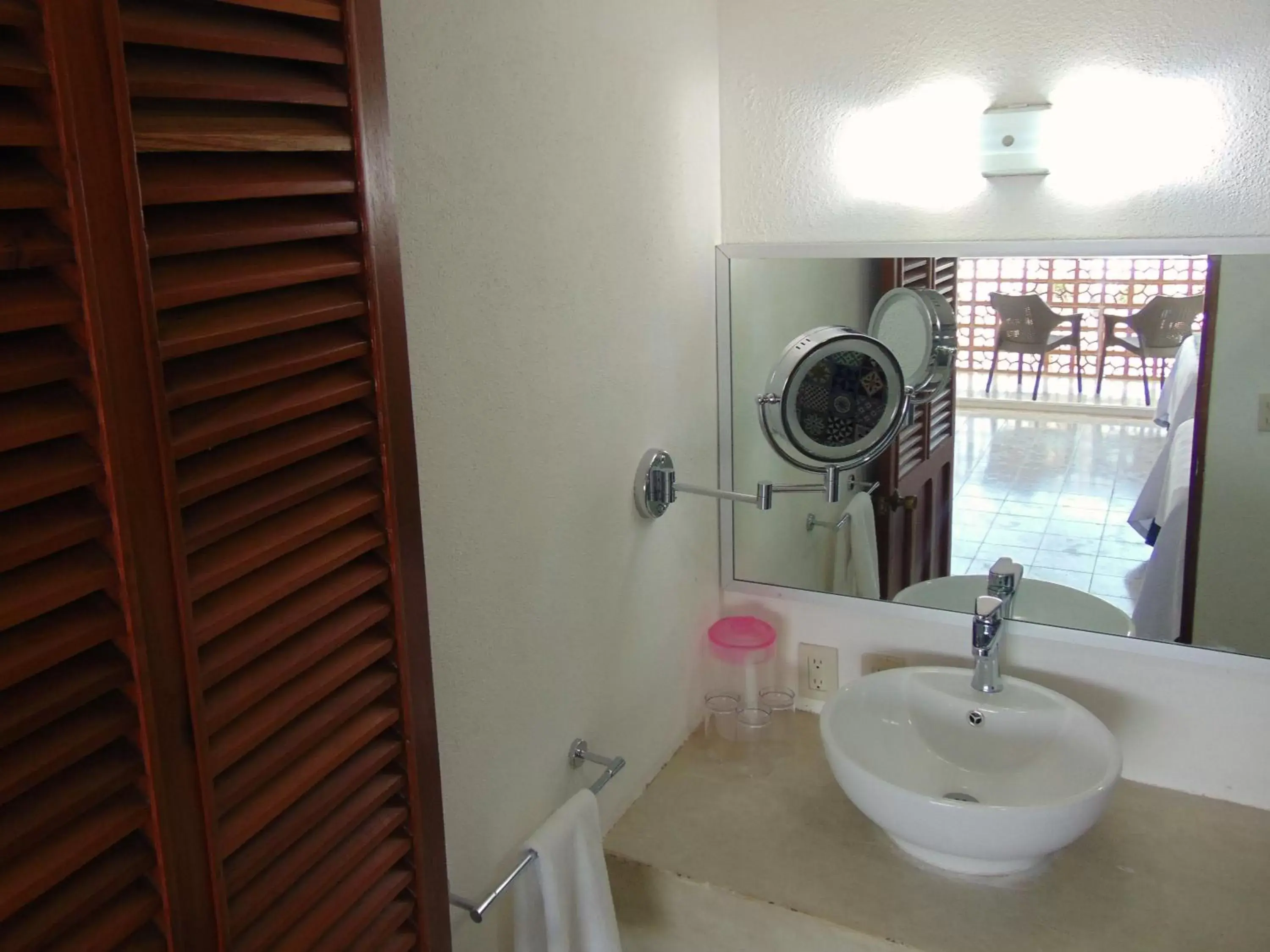 Property building, Bathroom in Hotel Rosita