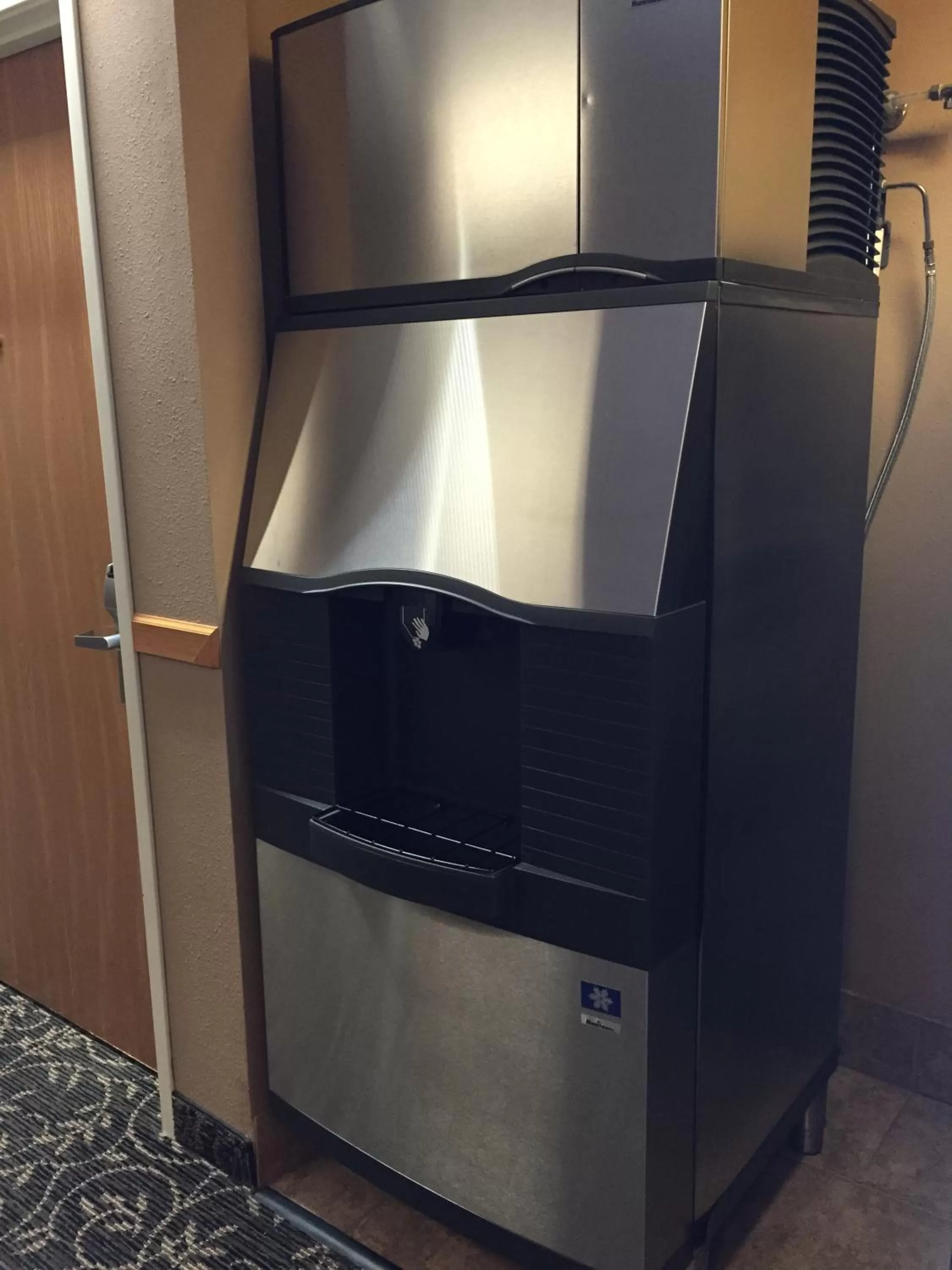 Drinks in Cobblestone Inn & Suites - Denison | Majestic Hills