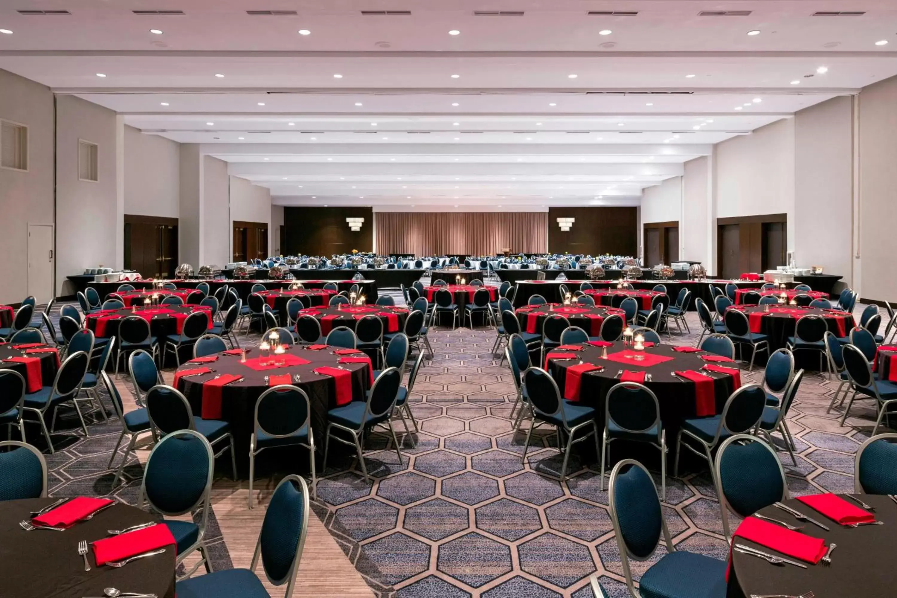 Meeting/conference room in Sheraton Norfolk Waterside Hotel