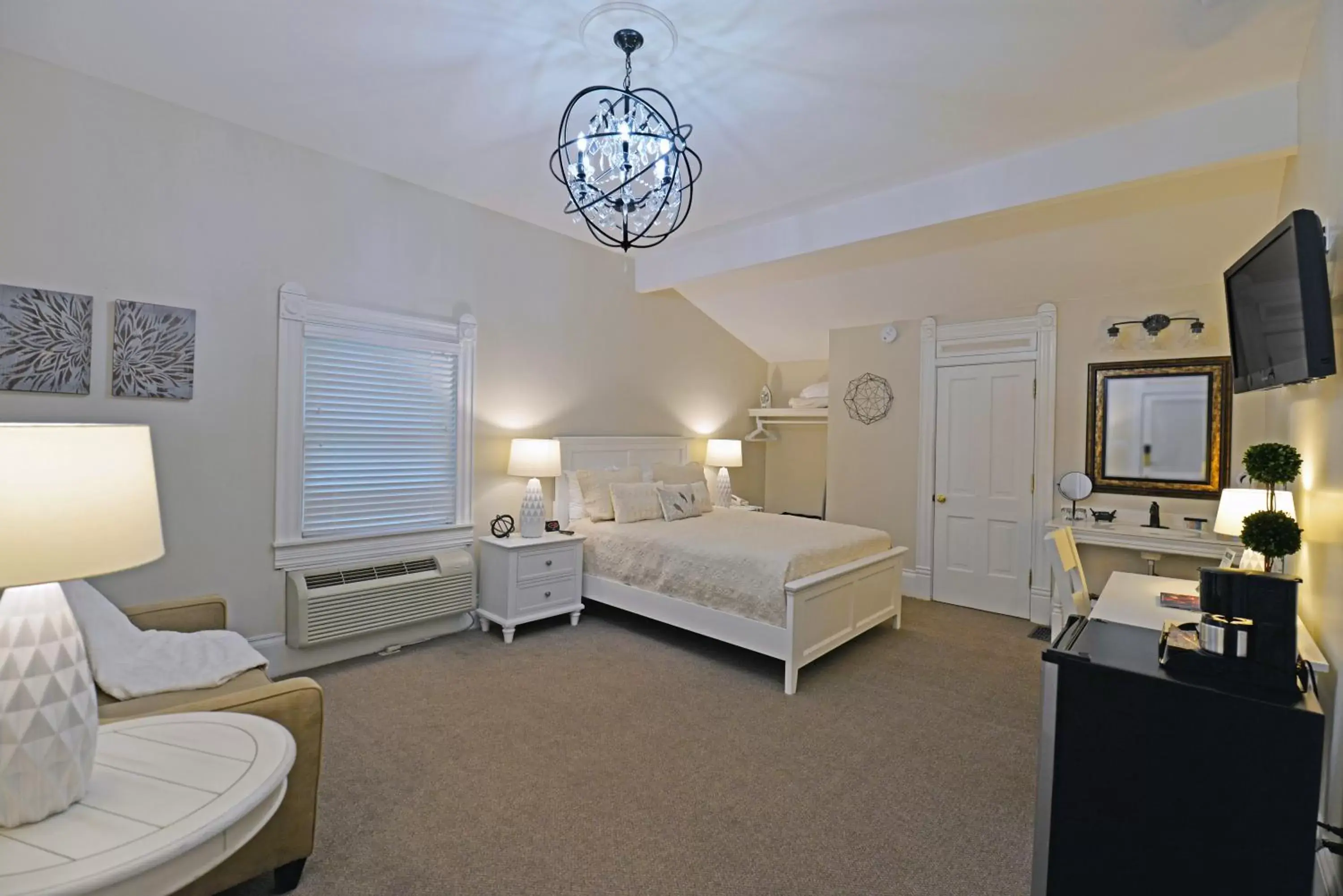 Photo of the whole room, Bed in Grant Street Inn - Bloomington Photo of the whole room, Bed in Grant Street Inn - Bloomington