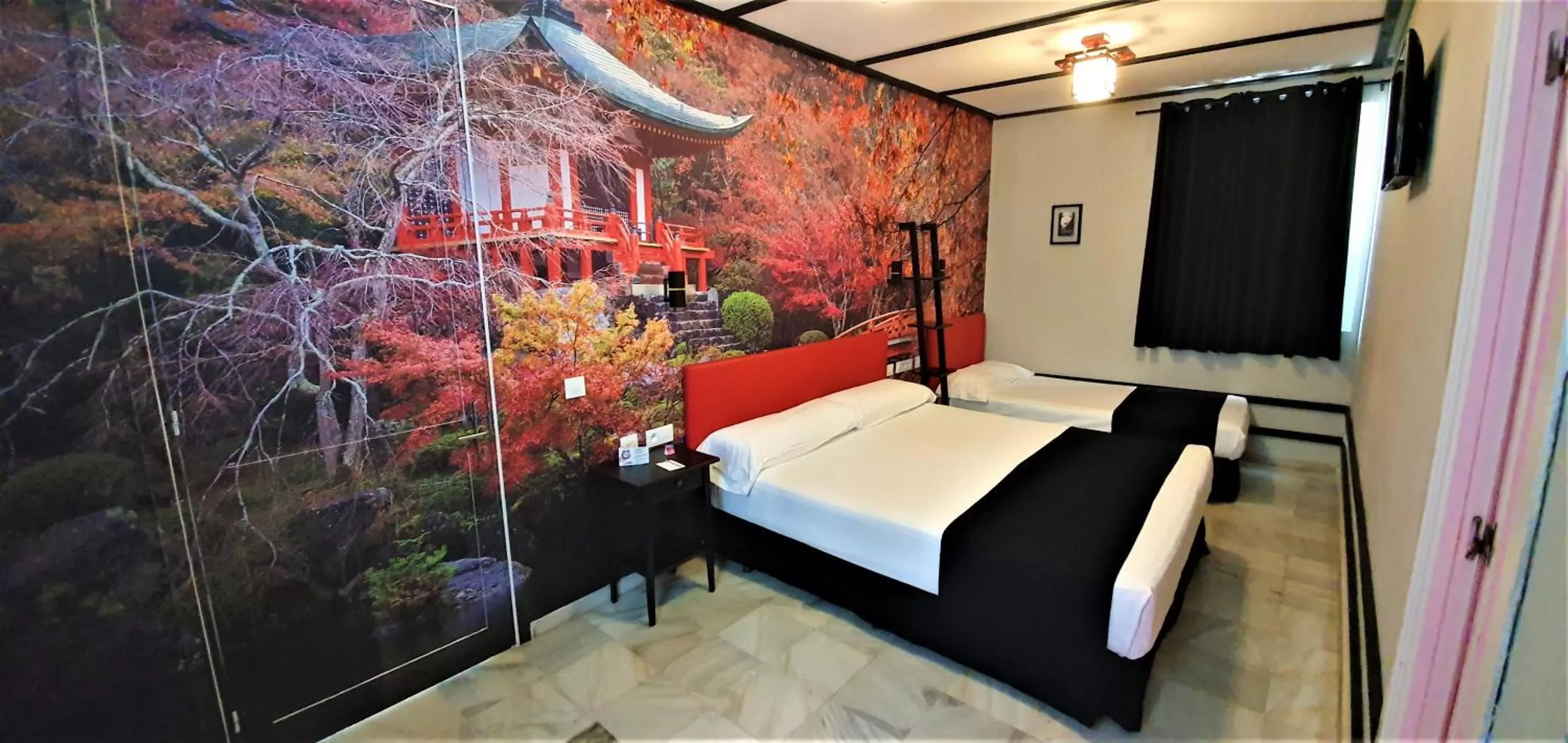 Photo of the whole room, Bed in Casual de las Letras Sevilla