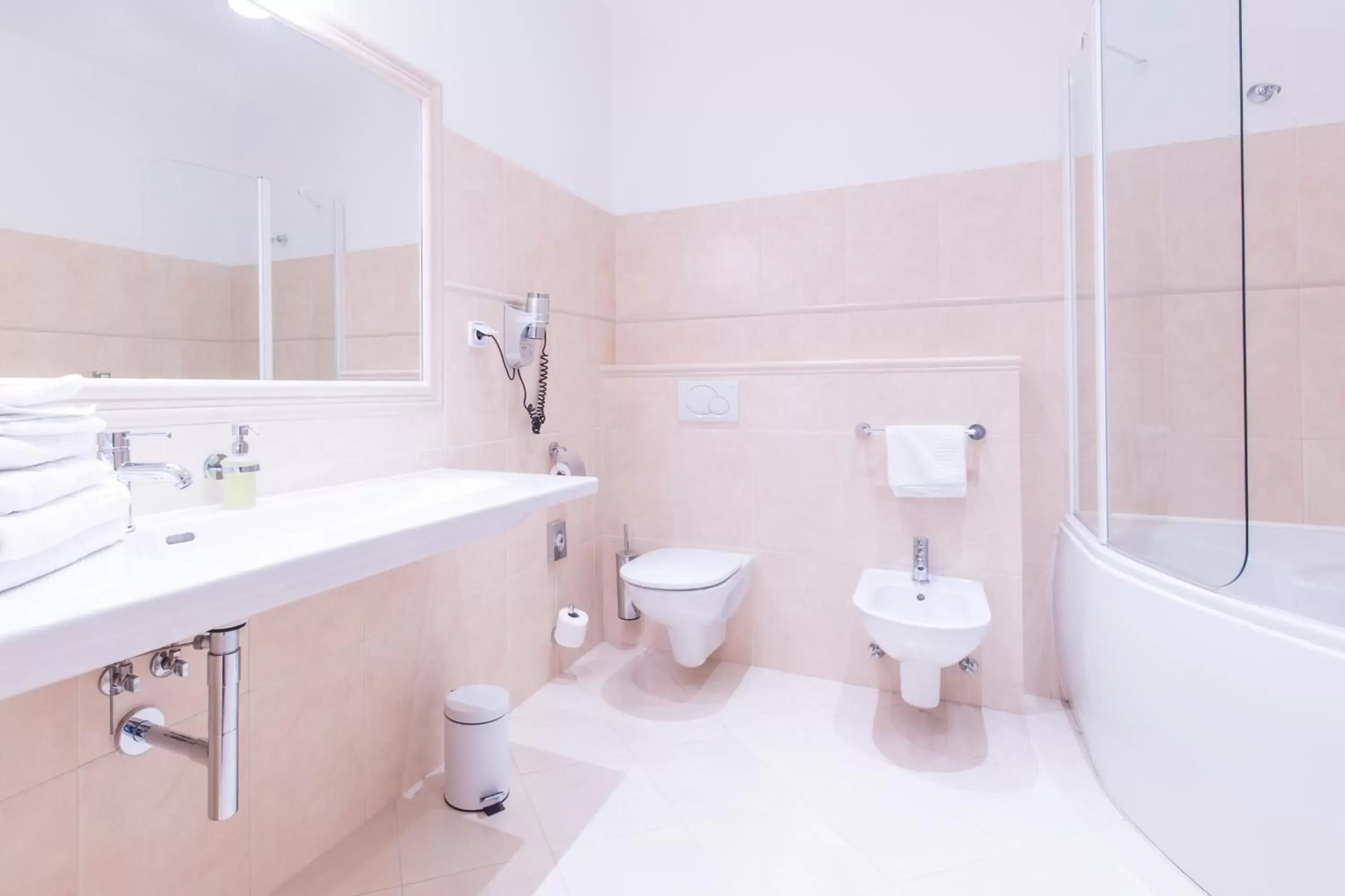 Toilet, Bathroom in Unitas Hotel