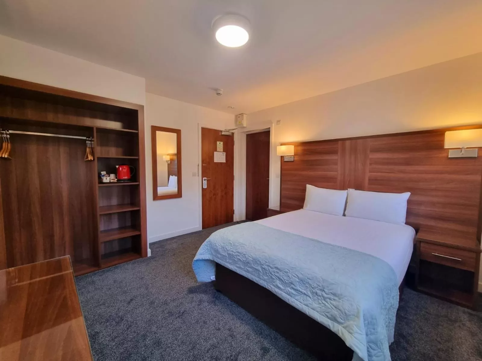 Photo of the whole room, Bed in Premier Lodge