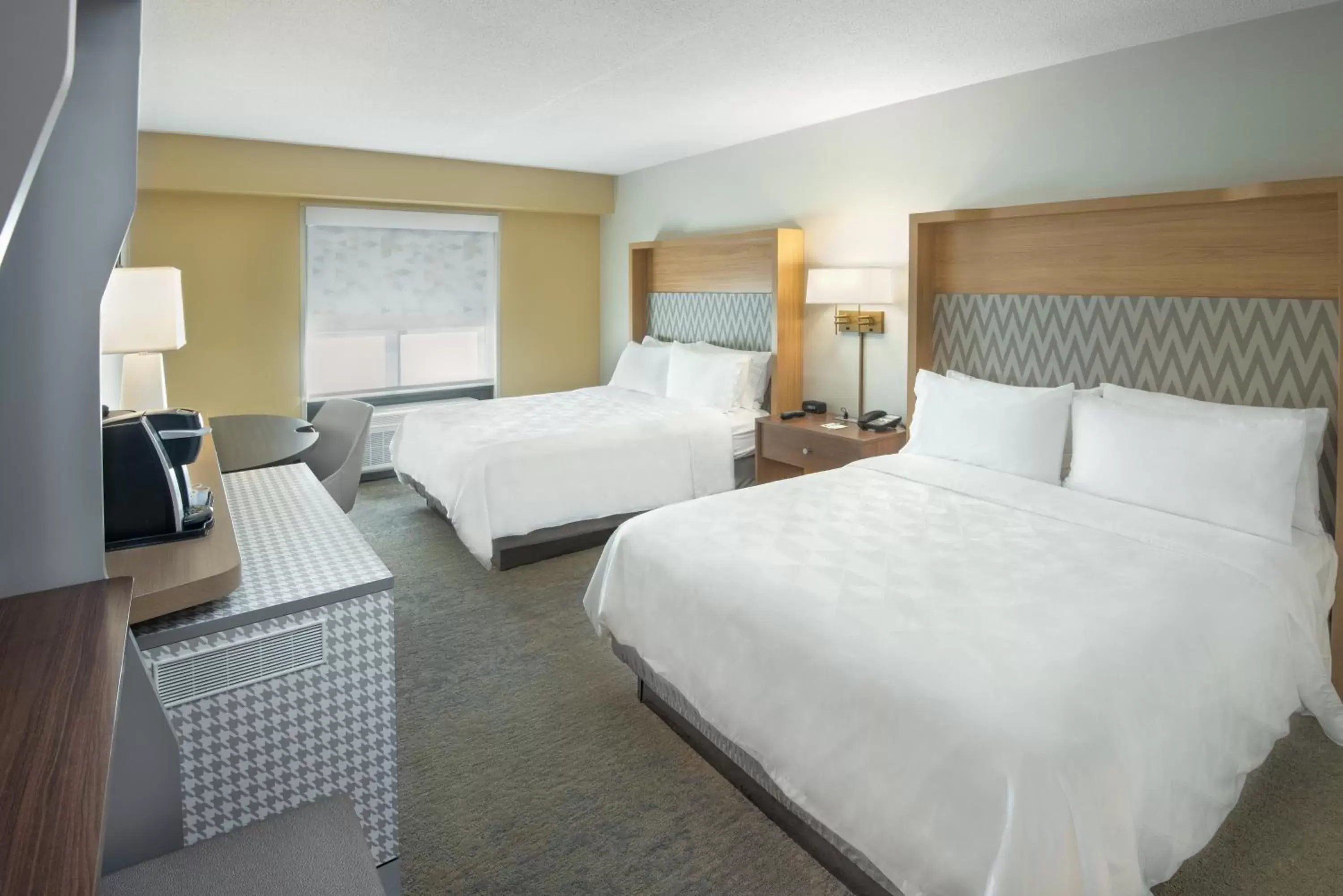 Photo of the whole room, Bed in Holiday Inn East Windsor, an IHG Hotel