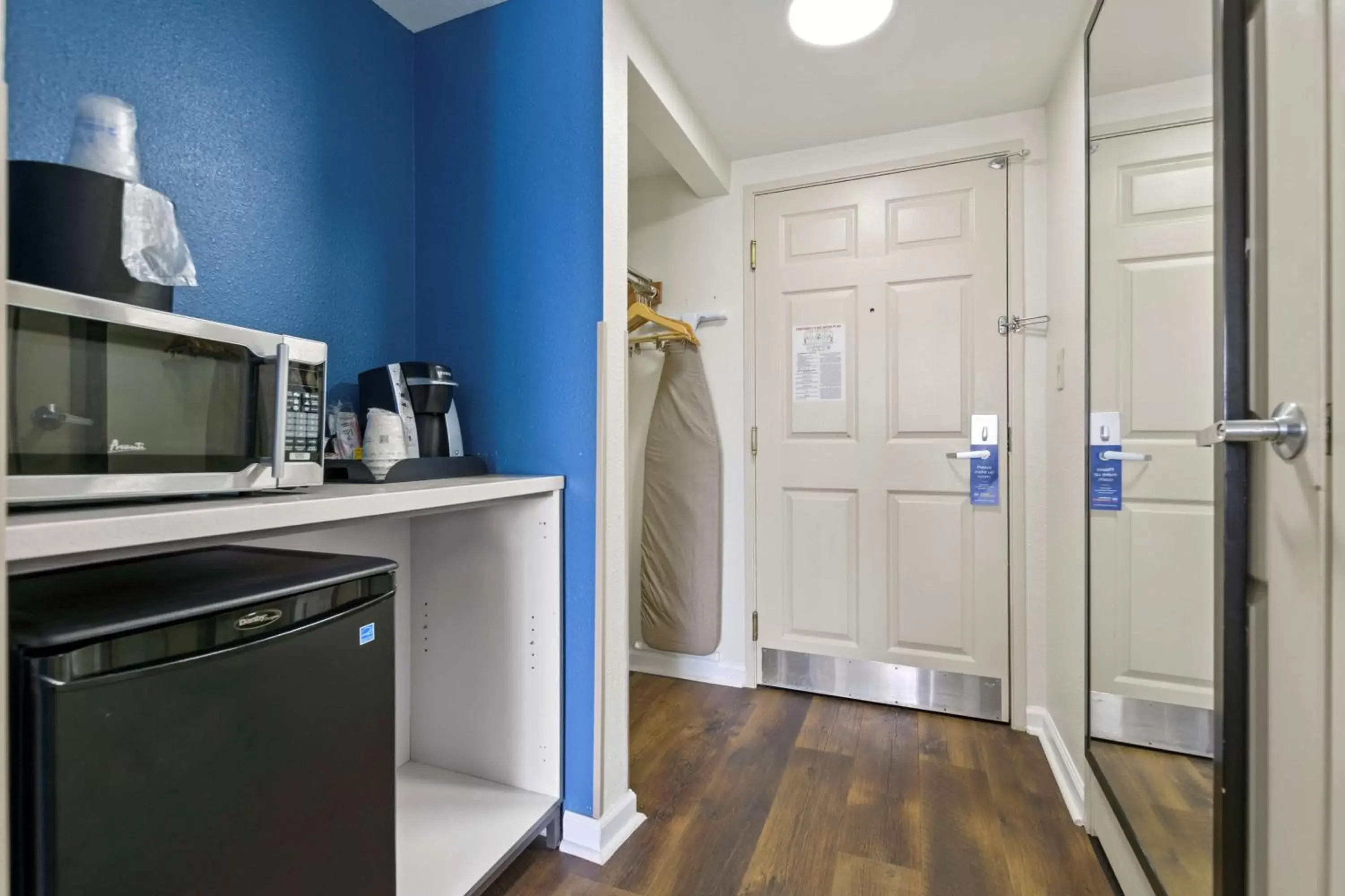 Photo of the whole room, Kitchen/Kitchenette in Best Western Plus Lake Lanier Gainesville Hotel & Suites